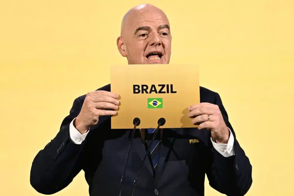 A **FIFA** anunciou oficialmente que o **Brasil** será o país anfitrião da **Copa do Mundo Feminina de 2027**, marcando a primeira vez que o torneio será realizado na **América do Sul**. Segundo a publicação do site Fatos Desconhecidos, essa decisão representa um marco significativo para o futebol feminino na região, destacando o crescente interesse e investimento no esporte. A escolha do Brasil como sede reflete não apenas a paixão do país pelo futebol, mas também o compromisso em promover e desenvolver o futebol feminino em nível global. De acordo com o site, a candidatura do Brasil foi fortalecida por sua infraestrutura esportiva robusta e pela experiência em sediar grandes eventos internacionais, como a Copa do Mundo de 2014 e os Jogos Olímpicos de 2016. Esses eventos anteriores demonstraram a capacidade do país em organizar competições de grande escala, além de evidenciar o entusiasmo dos torcedores brasileiros. A FIFA, ao selecionar o Brasil, também considera o potencial de legado que o torneio pode deixar, incentivando a participação feminina no esporte e inspirando uma nova geração de jogadoras. Além disso, a realização da Copa do Mundo Feminina de 2027 no Brasil é vista como uma oportunidade para promover a igualdade de gênero no esporte. Segundo o site Fatos Desconhecidos, a FIFA tem trabalhado para aumentar a visibilidade e o apoio ao futebol feminino, e a escolha do Brasil como sede é um passo significativo nessa direção. Espera-se que o evento atraia atenção global, não apenas para o futebol feminino, mas também para questões sociais e culturais relacionadas à igualdade de gênero. Com essa decisão, o Brasil se prepara para receber o mundo e celebrar o futebol feminino em um dos países mais apaixonados pelo esporte.