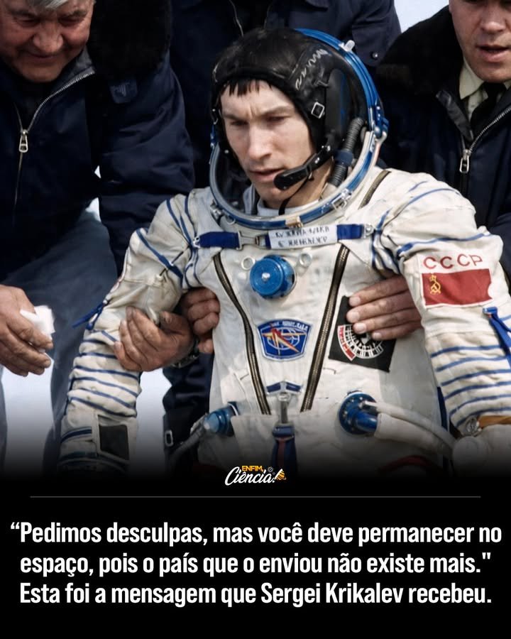 Quem é Sergei Krikalev e por que sua missão espacial foi tão significativa? 🚀 Sergei Krikalev é um cosmonauta russo que partiu para o espaço em 18 de maio de 1991, a bordo da Soyuz TM-12, para uma missão de cinco meses na estação espacial Mir. Sua missão tornou-se histórica devido aos eventos políticos que ocorreram durante sua estadia no espaço. Como a situação política na Terra afetou a missão de Krikalev? Durante sua missão, a União Soviética enfrentou uma crise profunda, com instabilidade econômica e disputas internas. O colapso do governo central afetou o programa espacial, atrasando a chegada da nave que deveria trazê-lo de volta. O que aconteceu com a União Soviética enquanto Krikalev estava no espaço? Em dezembro de 1991, a União Soviética deixou de existir, sendo substituída por várias repúblicas independentes. Krikalev, ainda em órbita, viu o país que o enviou ao espaço desaparecer, tornando sua situação ainda mais complexa. Por que Krikalev não pôde retornar imediatamente à Terra? Com a dissolução da União Soviética, não havia um governo estável nem orçamento definido para organizar seu retorno imediato. Ele precisou permanecer na estação Mir até que uma solução fosse encontrada. Quando Krikalev finalmente retornou à Terra? Krikalev voltou à Terra em 25 de março de 1992, após 311 dias no espaço. Ele partiu como cidadão soviético e retornou a um mundo completamente diferente, agora pertencendo à Federação Russa. Qual foi o impacto pessoal para Krikalev ao retornar? Krikalev retornou a um país que havia mudado drasticamente. Ele se tornou um símbolo da transição histórica entre duas eras, sendo conhecido como “o último cidadão da União Soviética”. Como a história de Krikalev ilustra a influência dos eventos políticos globais? A experiência de Krikalev mostra como eventos políticos podem afetar até mesmo aqueles que estão a centenas de quilômetros do planeta, isolados no espaço. Sua missão é um exemplo de como a política global pode impactar a exploração espacial. Qual é o legado de Sergei Krikalev na história espacial? Krikalev é lembrado como um símbolo de resiliência e adaptação em tempos de mudança. Sua história destaca a interconexão entre política e ciência, e como os cosmonautas são afetados por eventos terrestres. Como a missão de Krikalev influenciou futuras missões espaciais? A missão de Krikalev destacou a importância de ter planos de contingência robustos para missões espaciais, considerando possíveis instabilidades políticas que possam afetar o retorno seguro dos astronautas. O que podemos aprender com a experiência de Krikalev? A história de Krikalev ensina sobre a resiliência humana e a capacidade de adaptação em situações adversas. Também ressalta a importância de considerar fatores políticos em missões espaciais de longa duração.