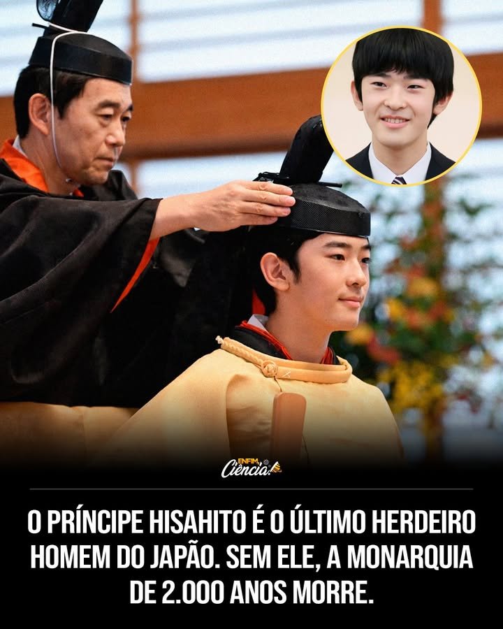Quem é o Príncipe Hisahito de Akishino e qual sua importância na monarquia japonesa? O Príncipe Hisahito, nascido em 6 de setembro de 2006, é o único filho homem de sua geração na Família Imperial do Japão. Ele é o segundo na linha de sucessão ao Trono do Crisântemo, atrás de seu pai, o príncipe herdeiro Fumihito. Por que a linha de sucessão ao trono japonês é restrita a homens? A Lei de Sucessão Imperial de 1947 permite apenas que homens da linha direta paterna ascendam ao trono. Isso exclui mulheres, como a princesa Aiko, filha do imperador Naruhito, e as irmãs de Hisahito. Quais são as consequências da atual lei de sucessão para a monarquia japonesa? A monarquia enfrenta fragilidade na sucessão, com poucos homens na família imperial. Muitos perdem seus títulos ao casar com plebeus, gerando debates sobre a necessidade de reformar as regras de sucessão. Qual é o impacto da possível falta de herdeiros masculinos no futuro? Se Hisahito não tiver descendentes masculinos, a continuidade da monarquia mais antiga do mundo estaria em risco. Isso levanta questões sobre a necessidade de incluir mulheres na linha de sucessão. Como a vida pessoal de Hisahito reflete mudanças na tradição imperial? Hisahito estuda biologia na Universidade de Tsukuba e coautorizou um trabalho sobre biodiversidade de libélulas. Sua educação moderna contrasta com os antigos protocolos imperiais. Qual é o papel de Hisahito como símbolo da continuidade da monarquia? Hisahito carrega a expectativa de ser um símbolo vivo da continuidade da monarquia japonesa, equilibrando tradições antigas com uma educação e interesses modernos. Por que há um debate sobre a reforma das regras de sucessão no Japão? A falta de herdeiros masculinos e a exclusão de mulheres geram discussões sobre a necessidade de reformar as regras para garantir a continuidade da monarquia. Como a educação de Hisahito pode influenciar seu futuro papel na monarquia? Sua educação em biologia e interesse pela pesquisa científica podem trazer uma perspectiva moderna ao seu futuro papel, equilibrando tradição e inovação. Quais são as possíveis soluções para a fragilidade da sucessão imperial? Reformas nas regras de sucessão, como incluir mulheres ou ampliar a família imperial, são discutidas para garantir a continuidade da monarquia. Como a comunidade internacional vê o debate sobre a sucessão imperial japonesa? O debate sobre a sucessão imperial japonesa tem repercussão internacional, destacando a importância de adaptar tradições antigas às realidades modernas. Qual é a expectativa para o futuro da monarquia japonesa com Hisahito? Espera-se que Hisahito, com sua educação e interesses modernos, possa equilibrar tradição e inovação, garantindo a continuidade da monarquia japonesa.