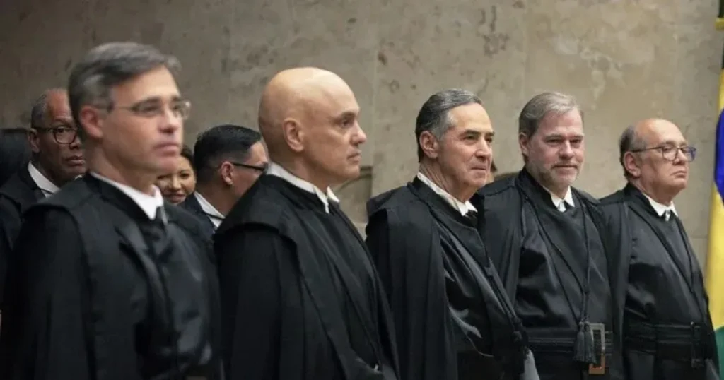 Ministros do STF procuraram Moraes para defender domiciliar de Bolsonaro, diz coluna