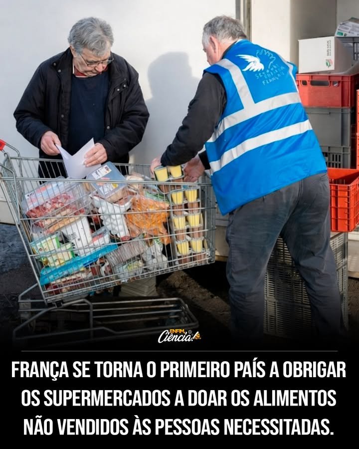 Por que a França tomou uma decisão histórica sobre o desperdício de alimentos? A França decidiu combater o desperdício de alimentos, tornando-se o primeiro país a obrigar supermercados a doarem alimentos não vendidos. Essa medida visa reduzir o desperdício e combater a fome, proibindo o descarte de comida ainda própria para consumo. Como a nova lei francesa combate o desperdício de alimentos? A lei proíbe supermercados de jogar fora alimentos em boas condições. Em vez disso, eles devem doar esses produtos a pessoas em situação de vulnerabilidade, diretamente ou por meio de instituições beneficentes, promovendo um uso mais consciente dos recursos. Quais são as consequências para os supermercados que não cumprem a lei? Supermercados que descumprirem a lei enfrentam multas elevadas e outras penalidades. A obrigatoriedade de firmar parcerias com entidades sociais também incentiva práticas mais responsáveis no setor varejista, promovendo uma cultura de solidariedade e sustentabilidade. Como a decisão francesa impacta a sociedade e o meio ambiente? A decisão é vista como um avanço social e ambiental. Ao combater a fome e reduzir o desperdício, a França promove a justiça social e a sustentabilidade. A medida é aplaudida por muitos e serve de exemplo para outros países que enfrentam problemas semelhantes. Por que a iniciativa francesa é considerada um avanço importante? A iniciativa é considerada um avanço por abordar simultaneamente questões sociais e ambientais. Ao garantir que alimentos não sejam desperdiçados, a França não só combate a fome, mas também reduz o impacto ambiental do desperdício, inspirando outras nações a seguirem o exemplo. Como a lei francesa pode inspirar outros países a adotarem medidas semelhantes? A decisão francesa destaca a importância de políticas públicas eficazes no combate ao desperdício de alimentos. Outros países podem se inspirar na França para implementar leis semelhantes, promovendo a responsabilidade social e ambiental em escala global. Quais são os desafios enfrentados na implementação dessa lei? A implementação da lei exige que supermercados estabeleçam parcerias eficazes com entidades sociais. Além disso, é necessário garantir que a logística de doação funcione sem falhas, para que os alimentos cheguem a quem realmente precisa, evitando desperdícios no processo. Como a sociedade francesa reagiu à nova legislação? A sociedade francesa, em grande parte, aplaudiu a nova legislação. Muitos veem a medida como um passo crucial para um futuro mais sustentável e justo. A decisão também gerou discussões sobre a necessidade de mudanças semelhantes em outros setores e países. Quais são os benefícios a longo prazo da proibição do desperdício de alimentos? A longo prazo, a proibição do desperdício de alimentos pode levar a uma redução significativa na fome e na pobreza. Além disso, ao diminuir o impacto ambiental do descarte de alimentos, a medida contribui para a preservação dos recursos naturais e a mitigação das mudanças climáticas. Como a nova lei pode transformar o setor varejista na França? A nova lei pode transformar o setor varejista ao incentivar práticas mais responsáveis e sustentáveis. Supermercados são motivados a otimizar suas operações, reduzir desperdícios e colaborar com entidades sociais, promovendo uma cultura de responsabilidade e solidariedade.