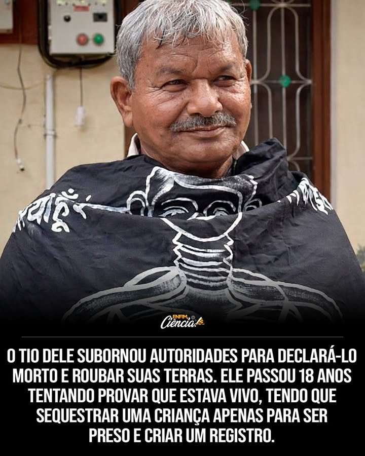 Como alguém pode ser declarado morto enquanto está vivo? Na Índia, um agricultor enfrentou essa situação bizarra. Um parente subornou um funcionário para registrá-lo como morto e roubar suas terras. No papel, ele não existia mais, mas estava ali, vivo e lutando por justiça. Quais foram as consequências de ser declarado morto? O agricultor perdeu suas terras e sua identidade legal. Para o Estado, ele era um fantasma. Isso o impediu de acessar serviços básicos e direitos civis, criando uma luta de quase duas décadas para provar que estava vivo. Como ele tentou provar que estava vivo? Em uma tentativa desesperada, ele buscou ser preso. Sequestrou um primo, jogou pedras em delegacias e até concorreu a cargos políticos. Tudo para chamar atenção e provar sua existência, mas a polícia se recusava a prender um "homem morto". Por que a polícia não o prendeu? A polícia não queria lidar com a burocracia de prender alguém oficialmente morto. Isso destacava a falha no sistema, onde a corrupção e a burocracia criaram um ciclo vicioso que ignorava a realidade de pessoas vivas. Como ele finalmente recuperou sua identidade? Após 19 anos de luta incessante, ele conseguiu reverter o registro de morte. A persistência e a atenção que seu caso gerou foram cruciais para que ele recuperasse sua identidade legal e seus direitos. O que ele fez após recuperar sua identidade? Ele fundou uma associação para ajudar outras pessoas na mesma situação. Muitas pessoas na Índia enfrentam problemas semelhantes, sendo declaradas mortas por erros ou corrupção, e ele queria garantir que ninguém mais passasse pelo que ele passou. Quantas pessoas enfrentam esse problema na Índia? Milhares de pessoas enfrentam situações semelhantes, onde são declaradas mortas por erros burocráticos ou corrupção. A associação criada pelo agricultor busca dar voz e apoio a essas pessoas, lutando por justiça e reconhecimento. Por que esse problema é tão comum? A corrupção e a burocracia são fatores principais. Funcionários corruptos podem ser subornados para alterar registros, e a falta de fiscalização permite que esses erros persistam, afetando a vida de muitas pessoas inocentes. Como a associação ajuda essas pessoas? A associação oferece suporte legal e emocional, além de pressionar o governo por reformas. Eles trabalham para corrigir registros errados e garantir que as pessoas afetadas recuperem seus direitos e dignidade. Quais são as lições aprendidas com essa história? A história destaca a importância da persistência e da luta contra a corrupção. Mostra como um indivíduo pode fazer a diferença, inspirando mudanças e ajudando a corrigir injustiças sistêmicas em sua comunidade.