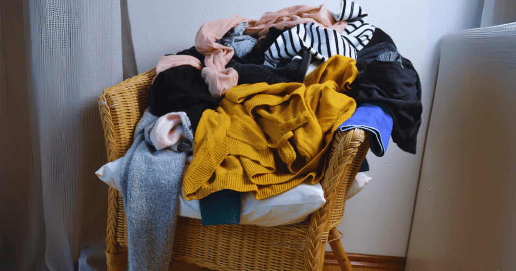 Você acumula roupas em cima da cadeira? Descubra o que a psicologia diz sobre esse hábito