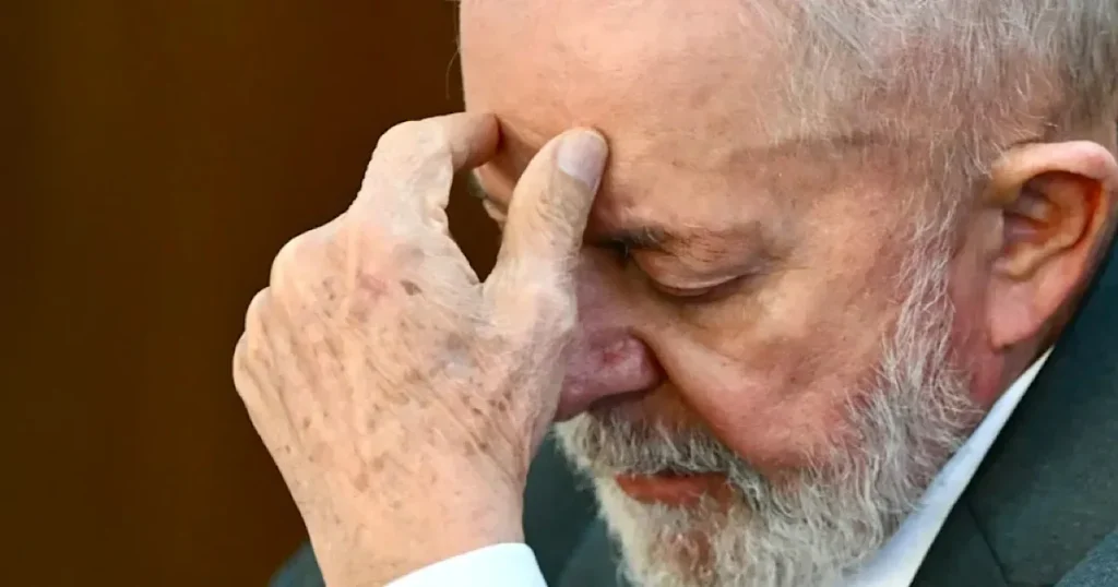 Flávio Bolsonaro aparece pela 1ª vez à frente de Lula em cenário de 2º turno; mostra Pesquisa AtlasIntel