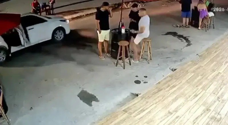 O que aconteceu na noite de sexta-feira em Japeri? Na noite de sexta-feira, Leonardo da Rosa Anjos, filho de um ex-vereador, foi morto a tiros na porta de um bar em Japeri, Rio de Janeiro. Quem era a vítima e como ocorreu o crime? Leonardo, conhecido como "Léo Perneta", foi surpreendido por criminosos armados que chegaram em um veículo e dispararam várias vezes, sem chance de defesa. Qual foi a reação das pessoas presentes no local? Testemunhas relataram pânico e correria, com gritos e fuga desenfreada de clientes e pedestres, paralisando a via até a chegada da polícia. Por que o caso ganhou tanta repercussão? A condição de Leonardo como filho de um ex-vereador de Japeri ampliou o interesse das autoridades e da população, gerando grande comoção na região. O que se sabe sobre a motivação do crime? Até o momento, não há informações sobre a motivação do crime ou possíveis relações entre a vítima e os suspeitos. Quem está investigando o caso e quais são os próximos passos? A Delegacia de Homicídios da Baixada Fluminense lidera as investigações, realizando diligências para identificar e localizar os responsáveis pelo ataque. Algum suspeito foi preso até agora? Até agora, nenhum dos envolvidos foi preso, e as autoridades apelam por informações que possam ajudar na elucidação do caso. 🕵️‍♂️