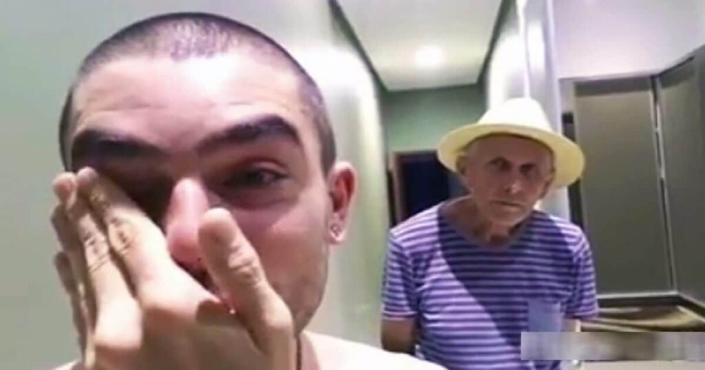 Filipe Barsan Suzin, de 28 anos, viveu um momento inesquecível ao ser reconhecido por seu pai, que sofre de **Alzheimer**, após o uso de **cannabis medicinal**. Em um emocionante vídeo compartilhado nas redes sociais, Filipe expressou sua alegria ao ouvir seu pai chamá-lo de filho, dizer que o ama e lhe dar um abraço. "Não lembro quando foi a última vez que meu pai me chamou de filho, falou que me ama e me deu um abraço. Hoje foi esse dia. Gratidão!", declarou Filipe, emocionado. O **Alzheimer** é uma doença neurodegenerativa que afeta milhões de pessoas em todo o mundo, causando perda de memória e outras funções cognitivas. O impacto emocional sobre as famílias é profundo, pois os pacientes muitas vezes deixam de reconhecer seus entes queridos. No entanto, a história de Filipe traz esperança ao destacar os potenciais benefícios da **cannabis medicinal** no tratamento de sintomas associados à doença. A **cannabis medicinal** tem ganhado atenção crescente como uma opção terapêutica para diversas condições de saúde. No caso do **Alzheimer**, estudos sugerem que os compostos ativos da planta, como o **canabidiol (CBD)**, podem ajudar a reduzir a inflamação cerebral e melhorar a função cognitiva. Embora a pesquisa ainda esteja em estágios iniciais, os relatos de melhora em pacientes, como o pai de Filipe, são encorajadores. O uso de **cannabis medicinal** no tratamento de doenças neurodegenerativas é um campo promissor, mas que exige cautela e acompanhamento médico. É importante que os pacientes e suas famílias consultem profissionais de saúde qualificados para avaliar a adequação e a dosagem correta do tratamento. A regulamentação do uso de **cannabis medicinal** varia de país para país, e é crucial estar ciente das leis locais antes de iniciar qualquer tratamento. A história de Filipe e seu pai destaca não apenas os potenciais benefícios da **cannabis medicinal**, mas também a importância do apoio emocional e da conexão familiar no tratamento de doenças como o **Alzheimer**. Momentos de reconhecimento e afeto, como o vivido por Filipe, são preciosos e podem ter um impacto significativo na qualidade de vida dos pacientes e de suas famílias. Além dos potenciais benefícios cognitivos, a **cannabis medicinal** também pode ajudar a aliviar outros sintomas comuns em pacientes com **Alzheimer**, como agitação, ansiedade e distúrbios do sono. Esses efeitos podem contribuir para uma melhora geral no bem-estar do paciente, proporcionando momentos de lucidez e interação significativa com seus entes queridos. A experiência de Filipe é um lembrete poderoso do impacto positivo que tratamentos inovadores podem ter na vida das pessoas. Embora a **cannabis medicinal** não seja uma cura para o **Alzheimer**, ela oferece uma nova esperança para melhorar a qualidade de vida dos pacientes e suas famílias. À medida que a pesquisa avança, é possível que mais pessoas possam se beneficiar dos efeitos terapêuticos dessa planta. Em resumo, a emocionante história de reconhecimento entre Filipe e seu pai após o uso de **cannabis medicinal** ressalta a importância de explorar novas abordagens no tratamento de doenças neurodegenerativas. Com o avanço da ciência e a regulamentação adequada, a **cannabis medicinal** pode se tornar uma ferramenta valiosa no cuidado de pacientes com **Alzheimer**, proporcionando momentos de alegria e conexão que são verdadeiramente inestimáveis.