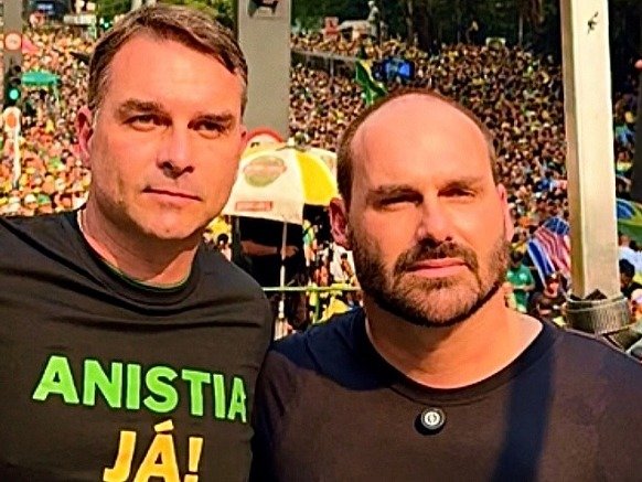 A decisão do ministro do Supremo Tribunal Federal (**STF**), Alexandre de Moraes, de conceder **prisão domiciliar humanitária temporária** ao ex-presidente Jair Bolsonaro gerou diversas reações entre seus filhos e aliados. O governador de São Paulo, **Tarcísio de Freitas**, expressou satisfação ao saber que Bolsonaro poderá retornar para casa, destacando a importância do cuidado familiar no tratamento do ex-presidente. **Flávio Bolsonaro**, senador e pré-candidato, descreveu a decisão de Moraes como "exótica" em entrevista à Globo News. Ele considerou a medida um "primeiro passo" para refletir sobre a justiça em relação às pessoas condenadas pelos atos de 8 de janeiro, além de Bolsonaro. Flávio ressaltou que seria contraditório se seu pai retornasse à prisão após os 90 dias de prisão domiciliar autorizados, mencionando a preocupação com o isolamento prolongado de Bolsonaro devido aos efeitos dos medicamentos que ele precisa tomar. **Carlos Bolsonaro**, em suas redes sociais, expressou alívio ao ver seu pai em casa, destacando que isso aumenta a possibilidade de sobrevivência de Bolsonaro frente às comorbidades médicas. No entanto, Carlos criticou a decisão de Moraes, afirmando que não deve ser vista como "justiça", pois considera a condenação do pai "repleta de ilegalidades". **Eduardo Bolsonaro**, outro filho do ex-presidente, argumentou que a decisão de Moraes foi motivada por receios de que Bolsonaro possa morrer nas condições em que se encontra. Eduardo afirmou que a concessão de prisão domiciliar não tem fundamento jurídico, mas sim político, sugerindo que o ministro teme que a morte de Bolsonaro possa prejudicar ainda mais a imagem da Suprema Corte, já desgastada por escândalos de corrupção. Ele classificou a prisão do pai como "injusta". O líder do Partido Liberal na Câmara, **Sóstenes Cavalcante**, considerou a transferência de Bolsonaro para a prisão domiciliar como uma questão de justiça e humanidade, afirmando que a medida já deveria ter sido adotada anteriormente. Já o deputado federal e pré-candidato ao senado do Rio Grande do Sul, **Ubiratan Sanderson**, compartilhou um vídeo em que afirma que a decisão de Moraes não é um "favor", mas uma "obrigação legal", enfatizando que Bolsonaro não deveria estar passando por essa situação. Essas reações refletem a divisão de opiniões sobre a decisão do STF e destacam as preocupações com a saúde e o bem-estar de Jair Bolsonaro. A concessão da prisão domiciliar humanitária temporária é vista por alguns como um ato de justiça e humanidade, enquanto outros a consideram insuficiente ou politicamente motivada. A situação será reavaliada após o período de 90 dias, quando novas decisões poderão ser tomadas com base nas condições de saúde e nas circunstâncias legais do ex-presidente.