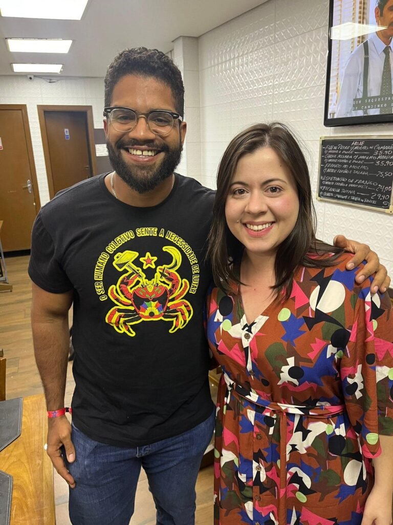 Quem é Jones Manoel e qual sua relevância? Jones Manoel é historiador e youtuber de esquerda com mais de 2 milhões de seguidores. Sua influência nas redes sociais e conhecimento histórico o tornam uma figura importante no cenário político atual. Por que Jones Manoel escolheu o PSOL? Jones escolheu o PSOL por seu alinhamento ideológico e pela oportunidade de fortalecer a esquerda brasileira. O partido compartilha de suas visões progressistas e de combate à extrema direita. Quais são as condições para sua filiação ao PSOL? Entre as condições estão o apoio à candidatura de Lula desde o 1º turno e o alinhamento com a tática eleitoral do PSOL. Ele também deve preservar a imagem pública do partido. Como a filiação de Jones Manoel impacta o PSOL? A filiação fortalece o PSOL, trazendo um influente comunicador para suas fileiras. Isso pode atrair novos eleitores e aumentar a visibilidade do partido, especialmente entre os jovens. Qual é a expectativa do PSOL com a candidatura de Jones? O PSOL espera que Jones Manoel seja o primeiro deputado federal eleito pela legenda no Nordeste, ampliando sua representação e influência na região. Como Sâmia Bomfim reagiu à filiação de Jones? Sâmia Bomfim comemorou a filiação, destacando que a candidatura de Jones fortalecerá a luta da esquerda e o diálogo com novas gerações, além de combater a extrema direita. Qual é a estratégia do PSOL para as eleições de 2026? O PSOL busca eleger a maior bancada federal de sua história. A inclusão de figuras como Jones Manoel é parte dessa estratégia para aumentar sua representação no Congresso. Quem mais o PSOL está lançando em Pernambuco? Além de Jones Manoel, o PSOL conta com Ivan Moraes como pré-candidato ao governo do Estado, buscando ampliar sua presença política em Pernambuco. Qual é o papel de Jones Manoel na luta contra a extrema direita? Jones Manoel, com sua influência e discurso, busca combater a extrema direita, promovendo valores progressistas e mobilizando jovens e eleitores de esquerda. Como a presença de Jones Manoel pode influenciar os jovens eleitores? Com sua forte presença nas redes sociais, Jones Manoel pode engajar e atrair jovens eleitores, conectando-se com suas preocupações e visões de mundo. Quais são os desafios de Jones Manoel na política? Jones enfrentará o desafio de traduzir sua popularidade online em votos, além de navegar pelas complexidades do cenário político e manter sua integridade ideológica. Como a candidatura de Jones Manoel pode impactar o Nordeste? Sua candidatura pode aumentar a visibilidade do PSOL no Nordeste, trazendo novas perspectivas e fortalecendo a representação da esquerda na região. O que a presidente do PSOL espera com a filiação de Jones? Paula Coradi, presidente do PSOL, espera que a filiação de Jones ajude a eleger a maior bancada federal da história do partido, ampliando sua influência política. Qual é o potencial de Jones Manoel como deputado federal? Com sua base de seguidores e conhecimento histórico, Jones tem o potencial de ser uma voz influente no Congresso, defendendo causas progressistas e sociais. Como a filiação de Jones Manoel reflete a estratégia do PSOL? A filiação reflete a estratégia do PSOL de atrair figuras influentes e alinhadas ideologicamente, buscando fortalecer sua posição política e ampliar sua base de apoio.