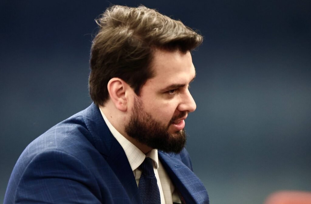 Por que Filipe Martins solicitou visitas de figuras da oposição? Filipe Martins busca "diálogo direto e reservado" com líderes como Sóstenes Cavalcante e Sérgio Moro, visando fortalecer sua defesa e discutir questões políticas relevantes. Qual a posição de Alexandre de Moraes sobre as visitas? Moraes ainda não respondeu ao pedido de Martins, mas já autorizou visitas de outros políticos, sinalizando abertura para diálogo institucional. Por que Filipe Martins está preso preventivamente? Martins foi preso por descumprir medidas cautelares, usando redes sociais, o que foi considerado desrespeito ao sistema jurídico por Alexandre de Moraes. Qual foi a justificativa para a transferência de Martins para Curitiba? A Polícia Penal do Paraná alegou razões de segurança, afirmando que o ambiente em Curitiba oferece maior controle e monitoramento. Como a defesa de Martins reagiu à transferência? A defesa contestou a transferência, afirmando que Ponta Grossa é inadequada e pediu reconsideração para que Martins retorne a Curitiba. Quais são as alegações da defesa sobre o uso das redes sociais? A defesa argumenta que o acesso ao LinkedIn foi feito por um advogado nos EUA, não configurando violação das medidas cautelares. Por que a prisão preventiva foi mantida? A PGR considera que a prisão é necessária para garantir a aplicação da lei e a regularidade do processo, devido à ineficácia de medidas alternativas. Qual a posição do Poder360 sobre a proibição de entrevistas? O Poder360 defende que a entrevista é de interesse público e não conflita com as medidas cautelares, mas Moraes negou o pedido. Como o Poder360 justifica a necessidade da entrevista? O jornal alega que a entrevista respeita a liberdade de imprensa e é essencial para o interesse público, pedindo igualdade de tratamento entre réus. O que o Poder360 argumenta sobre censura prévia? O Poder360 afirma que proibir a entrevista seria censura prévia, algo que o STF historicamente repudiou, e apresentou recurso à 1ª Turma. Quais são as próximas etapas do processo de Filipe Martins? A defesa aguarda julgamento do pedido de reconsideração e do recurso sobre a entrevista, enquanto busca fortalecer sua posição com apoio político. Como a situação de Martins impacta o cenário político? A prisão de Martins e suas solicitações de visitas refletem tensões políticas e a busca por apoio em um momento crítico para a oposição. Quais são as implicações legais das ações de Martins? As ações de Martins levantam questões sobre o cumprimento de medidas judiciais e a interpretação das restrições impostas pelo STF. Como a decisão de Moraes influencia o caso? A postura de Moraes é crucial, pois suas decisões moldam o andamento do processo e a possibilidade de diálogo entre as partes envolvidas. O que está em jogo para Filipe Martins? Martins busca reverter sua situação legal, garantir um julgamento justo e manter sua influência política em meio a desafios judiciais e políticos.