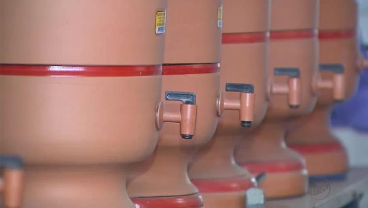 Os **filtros de barro brasileiros** são amplamente reconhecidos por sua eficácia na purificação da água, sendo considerados, por muitos, como os melhores do mundo. Este reconhecimento se deve, em grande parte, a estudos realizados por cientistas norte-americanos, cujas descobertas foram publicadas no renomado livro “The Drinking Water Book”, de Colin Ingram. A popularidade dos filtros de barro no Brasil não é apenas uma questão de tradição, mas também de eficiência comprovada na melhoria da qualidade da água consumida diariamente. A principal razão pela qual os **filtros de barro** se destacam é a sua capacidade de remover impurezas e contaminantes da água de forma eficaz. O sistema de filtragem é composto por uma vela de cerâmica microporosa que retém partículas sólidas, bactérias e outros contaminantes, garantindo que a água que chega ao consumidor seja limpa e segura para o consumo. Este método de filtragem é altamente eficiente e não requer o uso de produtos químicos, o que o torna uma opção sustentável e ecologicamente correta. Outro fator que contribui para a excelência dos **filtros de barro brasileiros** é a simplicidade de seu design. Eles são compostos basicamente por duas câmaras de barro, uma superior e outra inferior, separadas pela vela de cerâmica. A água é colocada na câmara superior e, por gravidade, passa lentamente pela vela, sendo purificada antes de chegar à câmara inferior, de onde é consumida. Este processo lento e natural de filtragem é um dos segredos para a alta qualidade da água produzida. Além de sua eficácia, os **filtros de barro** são acessíveis e fáceis de manter. A manutenção básica envolve a limpeza regular da vela de cerâmica e das câmaras de barro, garantindo que o sistema continue funcionando de maneira ideal. Este tipo de filtro não requer eletricidade, o que o torna uma opção viável para muitas famílias, especialmente em áreas rurais ou em locais onde o acesso à energia elétrica é limitado. A durabilidade dos **filtros de barro** também é um ponto a ser destacado. Com cuidados adequados, eles podem durar muitos anos, oferecendo uma solução de longo prazo para a purificação da água. Este aspecto, aliado ao baixo custo de aquisição e manutenção, faz com que os filtros de barro sejam uma escolha econômica para muitas famílias brasileiras. Além dos benefícios práticos, os **filtros de barro** também têm um apelo estético. Seu design tradicional e rústico é apreciado por muitos, e eles se integram bem em diferentes estilos de decoração, desde os mais simples até os mais sofisticados. Este aspecto cultural e estético contribui para a popularidade contínua dos filtros de barro no Brasil. Em resumo, os **filtros de barro brasileiros** são considerados os melhores do mundo devido à sua eficácia comprovada na purificação da água, simplicidade de uso, baixo custo e durabilidade. Eles representam uma solução prática e sustentável para garantir o acesso à água potável, desempenhando um papel crucial na saúde e bem-estar de muitas famílias. A combinação de tradição, eficiência e acessibilidade faz dos filtros de barro uma escolha insuperável para a purificação da água.