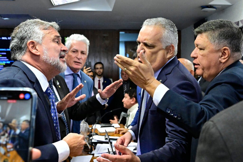 **Fim da CPMI do INSS: Relatório Final e Implicações para o Governo Lula** O que é a **CPMI do INSS** e qual seu objetivo? A Comissão Parlamentar Mista de Inquérito (CPMI) do INSS foi criada para investigar possíveis fraudes no sistema de aposentadorias e pensões. O foco principal era identificar e responsabilizar os envolvidos em esquemas de desvio de recursos. Com o encerramento previsto para esta sexta-feira, 27, a expectativa é que um relatório final seja apresentado, segundo informações da publicação. Qual é a expectativa para o relatório final? A expectativa é que os governistas consigam emplacar um **relatório paralelo** que isente o governo Lula de qualquer envolvimento em fraudes. Segundo a publicação, a base petista no colegiado está trabalhando para apresentar um relatório que desvincule o governo atual das irregularidades, atribuindo a responsabilidade ao governo anterior, de Jair Bolsonaro. Qual é o papel do Supremo Tribunal Federal (STF) nesse contexto? O STF teve um papel crucial ao decidir, por 8 votos a 2, pelo encerramento dos trabalhos da CPMI. Essa decisão derrubou uma determinação anterior do ministro André Mendonça, que havia prorrogado a investigação. Com isso, a CPMI é obrigada a apresentar um relatório final nesta sexta-feira. Quem é o atual relator e quais são suas intenções? Alfredo Gaspar (PL) é o atual relator e pretende apresentar um parecer com quase 200 propostas de indiciamentos. Entre os nomes mencionados está o de Luís Fábio Lula da Silva, o Lulinha, filho do presidente Lula. No entanto, a oposição não possui maioria para aprovar este texto, o que abre espaço para a estratégia governista de apresentar um relatório alternativo. O que pode acontecer se o texto de Gaspar for derrotado? Caso o texto de Gaspar não seja aprovado, o presidente da CPMI, Carlos Viana, tem duas opções: encerrar o colegiado sem um texto final ou designar outro parlamentar para apresentar um novo relatório. Existe também a possibilidade de a base governista apresentar seu relatório paralelo como destaque, o que poderia se sobrepor ao texto de Gaspar sem a necessidade de um novo relator. Qual é a narrativa proposta pelo relatório paralelo petista? O relatório paralelo petista pretende vincular o esquema de desvio de aposentadorias ao governo de Jair Bolsonaro, alegando que o esquema foi gestado durante a gestão dos ex-ministros Rogério Marinho e Onyx Lorenzoni. A narrativa sugere que o esquema operou entre 2015 e 2025, com sua gênese em 2020, e foi facilitado por falhas institucionais e mudanças normativas. Qual é a implicação para figuras como Sergio Moro? O relatório petista deve citar o ex-ministro da Justiça Sergio Moro, apontando que ele recebeu alertas do Procon sobre descontos indevidos, mas não tomou providências na época. Isso faz parte da estratégia de atribuir responsabilidades a figuras do governo anterior. Quais são as perspectivas para o futuro? Com a apresentação do relatório final, a CPMI do INSS chega ao fim, mas as discussões sobre as responsabilidades e as implicações políticas devem continuar. A estratégia governista de isentar o governo Lula e responsabilizar o governo anterior pode influenciar o cenário político e as futuras investigações sobre o tema. Em resumo, o encerramento da CPMI do INSS e a apresentação do relatório final são momentos cruciais para o cenário político brasileiro. A disputa entre governistas e oposição sobre a narrativa das fraudes no sistema de aposentadorias e pensões pode ter desdobramentos significativos para o governo Lula e suas relações com o Congresso.