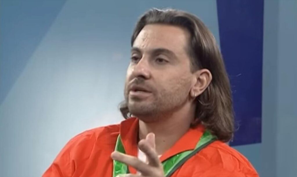 Durante oito anos, um **psicólogo** decidiu se passar por **gari** nas ruas da Universidade de São Paulo (USP) para investigar a "invisibilidade pública". Este experimento foi parte de sua tese de mestrado, que tinha como objetivo comprovar que, em geral, as pessoas enxergam apenas a função social do outro. Aqueles que não estão bem posicionados sob esse critério acabam se tornando meras sombras sociais. A história desse psicólogo é um convite à reflexão sobre como a sociedade percebe e valoriza os indivíduos com base em suas ocupações. A escolha de se passar por gari não foi aleatória. Os garis, responsáveis pela limpeza urbana, desempenham um papel essencial na manutenção da cidade, mas frequentemente são ignorados ou subestimados. Ao adotar essa função, o psicólogo pôde vivenciar em primeira mão o que significa ser "invisível" para a sociedade. Durante esse período, ele observou que as interações sociais eram limitadas e, muitas vezes, inexistentes. As pessoas passavam por ele sem sequer notar sua presença, como se ele fosse parte da paisagem urbana. A pesquisa revelou que a **função social** desempenha um papel crucial na forma como os indivíduos são percebidos. Profissões consideradas de menor prestígio social, como a de gari, tendem a ser associadas a uma menor visibilidade e reconhecimento. Isso levanta questões importantes sobre a **dignidade** e o **respeito** no ambiente de trabalho, independentemente da função exercida. A experiência do psicólogo destaca a necessidade de uma mudança de perspectiva, onde todas as profissões sejam valorizadas e reconhecidas por sua contribuição à sociedade. Além disso, a tese trouxe à tona a questão da **empatia** e da **humanização** nas relações sociais. Ao se colocar no lugar de um gari, o psicólogo pôde compreender melhor as dificuldades e desafios enfrentados por esses trabalhadores diariamente. Essa experiência ressalta a importância de cultivar a empatia e o respeito mútuo, reconhecendo o valor intrínseco de cada indivíduo, independentemente de sua ocupação. A história do psicólogo que fingiu ser gari por oito anos é um poderoso lembrete da importância de olhar além das aparências e das funções sociais. Ela nos convida a refletir sobre como podemos construir uma sociedade mais justa e inclusiva, onde todos sejam vistos e valorizados por quem realmente são. A "invisibilidade pública" não deve ser uma realidade para ninguém, e cabe a cada um de nós trabalhar para mudar essa percepção. Em suma, a experiência do psicólogo na USP é um exemplo marcante de como a pesquisa acadêmica pode lançar luz sobre questões sociais profundas e promover mudanças significativas na forma como percebemos e interagimos com os outros. Ao reconhecer e valorizar todas as funções sociais, podemos avançar em direção a uma sociedade mais equitativa e respeitosa.