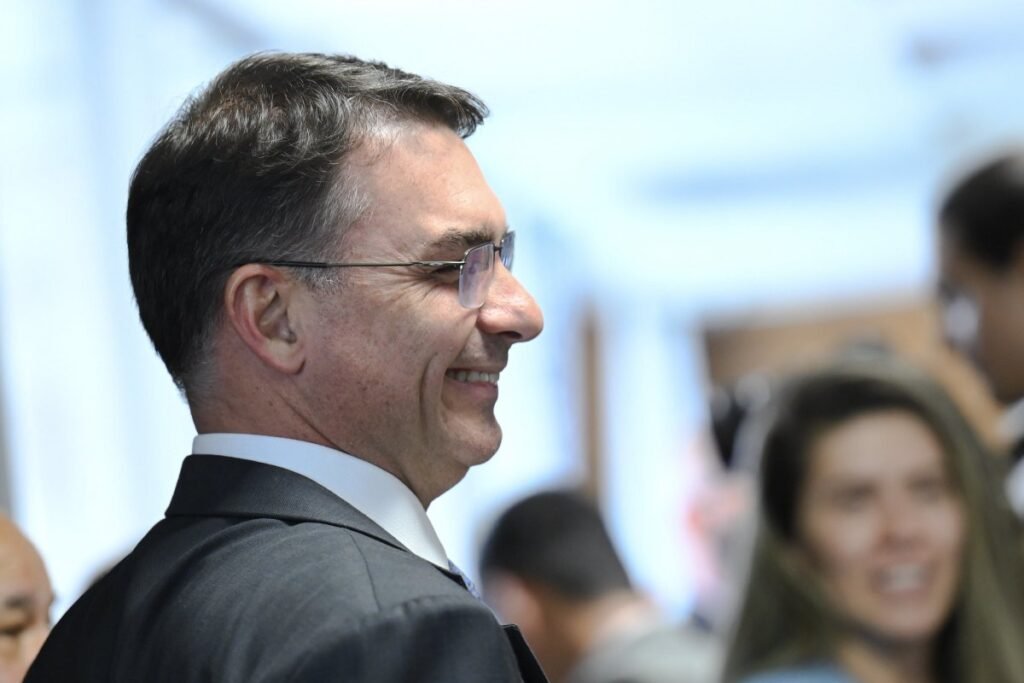 Por que Flávio Bolsonaro está acumulando vitórias na Justiça contra o PT? Desde que se lançou pré-candidato à Presidência, Flávio Bolsonaro tem obtido sucessivas vitórias judiciais em Brasília, mantendo críticas ao PT e derrubando conteúdos falsos sobre ele. Quais são as principais vitórias judiciais de Flávio Bolsonaro? Flávio conseguiu cinco decisões favoráveis, incluindo a suspensão de remoção de postagens críticas ao PT e a retirada de conteúdos falsos que o difamavam. Como essas vitórias se comparam com a campanha de Jair Bolsonaro em 2022? Em 2022, Jair Bolsonaro sofreu derrotas judiciais que limitaram suas críticas ao PT. As vitórias de Flávio representam uma guinada, privilegiando a liberdade de expressão. Qual foi o papel do TSE nas eleições de 2022? O TSE proibiu Bolsonaro e aliados de associar o PT a crimes e censurou conteúdos que poderiam influenciar eleitores, aplicando multas e suspendendo perfis. Como a Justiça comum tem tratado os casos de Flávio Bolsonaro? A Justiça comum, que não julga propaganda eleitoral, tem favorecido a liberdade de expressão, considerando as críticas ao PT como parte do debate político. Quais foram as decisões judiciais mais recentes a favor de Flávio? Decisões recentes incluem a manutenção de críticas ao PT e a remoção de conteúdos falsos, como imagens geradas por inteligência artificial e capas de revistas falsas. Como a Justiça vê as críticas políticas feitas por Flávio? Magistrados têm considerado as críticas como parte do debate político, sem evidência de abuso da liberdade de expressão ou dano à honra do PT. Qual foi a decisão do desembargador Eustáquio de Castro? Ele suspendeu a remoção de uma postagem de Flávio que chamava o PT de "partido dos traficantes", destacando a liberdade de expressão como regra. Como a juíza Regina Soares de Sá decidiu sobre o pedido de Gleisi Hoffmann? Ela negou o pedido para apagar um vídeo de Flávio, considerando-o uma crítica política legítima, sem abuso da liberdade de expressão. Quais são os limites da liberdade de expressão segundo a Justiça? A liberdade de expressão não pode se basear em informações inverídicas. Críticas devem ser fundamentadas em fatos verdadeiros para não ferir a honra de indivíduos ou instituições. Como a Justiça tem tratado conteúdos falsos contra Flávio? Conteúdos falsos, como imagens geradas por IA e notícias inventadas, têm sido removidos por decisão judicial para proteger a honra e a imagem de Flávio. Quais são as consequências das decisões judiciais para o PT? As decisões judiciais têm permitido que críticas ao PT permaneçam nas redes, influenciando o debate político e a percepção pública do partido. O que a defesa de Flávio busca com as ações judiciais? Além da remoção de conteúdos falsos, a defesa de Flávio busca indenizações por danos morais, embora a Justiça ainda não tenha decidido sobre os valores. Como as decisões judiciais podem impactar a pré-campanha de Flávio? As vitórias judiciais fortalecem a posição de Flávio nas redes sociais, permitindo que ele mantenha críticas ao PT e defenda sua imagem pública. Qual é o papel da liberdade de expressão no contexto político atual? A liberdade de expressão é fundamental para o debate político, mas deve ser exercida com responsabilidade, respeitando a veracidade dos fatos.