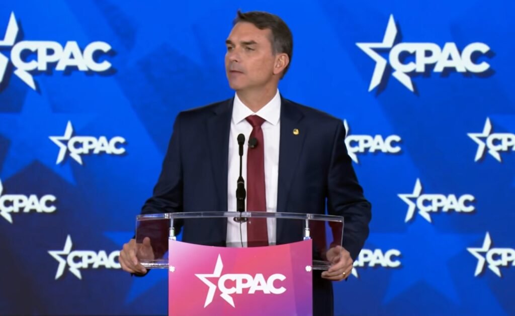 O que Flávio Bolsonaro afirmou sobre Lula e os cartéis brasileiros? Flávio Bolsonaro declarou que Lula faz lobby para proteger cartéis brasileiros, evitando que sejam classificados como organizações terroristas nos EUA. Por que Flávio Bolsonaro mencionou o New York Times? Ele citou uma reportagem do jornal que discute a pressão dos Bolsonaros para classificar facções brasileiras como terroristas. Qual é a preocupação do governo brasileiro com essa classificação? O governo teme interferência eleitoral dos EUA e possíveis ações militares e sanções econômicas contra o Brasil. Como Flávio Bolsonaro descreveu a gestão de Lula? Ele afirmou que a gestão de Lula é anti-norte-americana e que o Brasil enfrenta crises econômicas e de segurança pública. Quais são as possíveis consequências da classificação das facções como terroristas? Pode abrir espaço para ações militares dos EUA no Brasil e sanções econômicas contra empresas brasileiras. Flávio Bolsonaro mencionou outros países em seu discurso? Sim, ele criticou a China e a Justiça brasileira, além de Lula. Qual é a relação entre a classificação das facções e a campanha de Flávio? A decisão dos EUA poderia beneficiar a campanha de Flávio ao Planalto, segundo o governo brasileiro. O que Flávio disse sobre a economia brasileira sob Lula? Ele afirmou que o Brasil vive uma crise econômica devastadora com o retorno de Lula à Presidência. Quais são as acusações de Flávio sobre corrupção? Flávio mencionou múltiplos escândalos de corrupção envolvendo membros da família de Lula. Como Flávio vê sua candidatura à Presidência? Ele afirmou que "Bolsonaro 2.0 será muito melhor", referindo-se à sua candidatura. Qual foi o contexto do discurso de Flávio Bolsonaro? O discurso ocorreu na Cpac, um evento da direita norte-americana realizado no Texas. Por que a classificação das facções é importante para os EUA? Os EUA avaliam a classificação para combater o tráfico de drogas e armas que afeta seu território. Como Flávio Bolsonaro descreveu a relação de Lula com o dólar? Ele afirmou que Lula fala publicamente sobre minar o dólar como moeda global. Qual é a visão de Flávio sobre a segurança pública no Brasil? Ele disse que o Brasil vive uma crise de segurança pública com a expansão de cartéis narcoterroristas. O que Flávio espera alcançar com suas declarações? Ele busca pressionar por mudanças na política de segurança e fortalecer sua posição política.