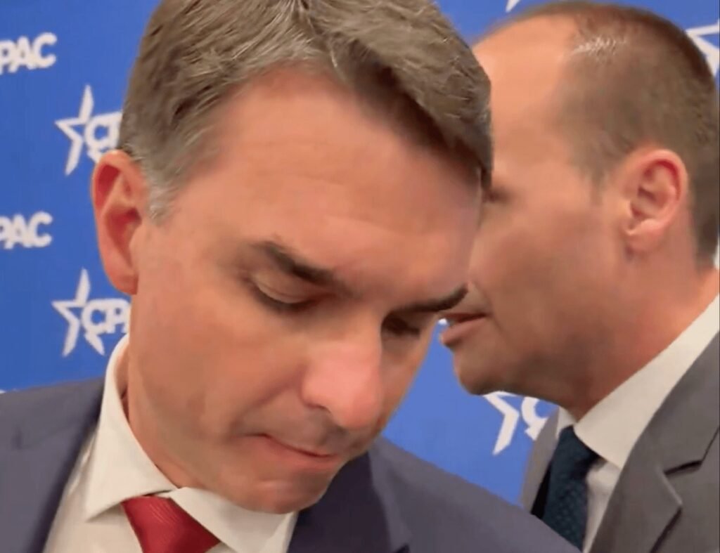 Por que Flávio Bolsonaro precisou de ajuda para entender uma pergunta em inglês? Durante a Cpac, Flávio não compreendeu uma pergunta feita pela jornalista Jayne Zirkle. Eduardo Bolsonaro, seu irmão, auxiliou na tradução. Qual foi a pergunta feita pela jornalista Jayne Zirkle? Ela perguntou quais lições os Estados Unidos poderiam aprender com as eleições no Brasil. Como Flávio Bolsonaro respondeu à pergunta após a tradução? Flávio afirmou que os EUA podem aprender como não realizar eleições, mencionando suspeitas de fraude no Brasil e nos EUA. Por que Flávio mencionou fraudes nas eleições? Ele comparou suspeitas de fraude nos EUA e no Brasil, destacando a falta de investigação no Brasil como um problema. Flávio citou as urnas eletrônicas ou o TSE em sua resposta? Não, ele não mencionou diretamente as urnas eletrônicas ou o TSE, mas criticou a proibição de investigar o processo eleitoral. Qual foi a sugestão de Flávio para os sistemas eleitorais? Flávio sugeriu que tanto o Brasil quanto os EUA deveriam aprimorar seus sistemas eleitorais para garantir segurança e transparência. O que Flávio disse à jornalista após responder? Ele sugeriu que a jornalista usasse o Google para traduzir sua resposta. Qual foi o contexto do evento em que Flávio discursou? Flávio discursou na Cpac, um importante evento da direita nos EUA, que reúne políticos, ativistas e influenciadores. Flávio discursou em inglês durante o evento? Sim, ele fez um discurso em inglês na Cpac, apesar de precisar de ajuda para entender a pergunta da jornalista. Quais temas Flávio abordou em seu discurso na Cpac? Ele criticou Lula, a China e a Justiça brasileira, além de falar sobre sua candidatura à Presidência. Qual foi a reação de Flávio ao ser questionado sobre as eleições? Ele usou a oportunidade para criticar o sistema eleitoral brasileiro e sugerir melhorias. Como a ajuda de Eduardo Bolsonaro foi percebida no evento? A intervenção de Eduardo foi rápida e direta, ajudando a esclarecer a pergunta para Flávio. Qual foi a importância do evento Cpac para Flávio Bolsonaro? A Cpac é uma plataforma significativa para políticos de direita, permitindo que Flávio se conecte com uma audiência internacional. Flávio mencionou alguma estratégia para sua candidatura à Presidência? Ele afirmou que "Bolsonaro 2.0 será muito melhor", indicando melhorias em sua abordagem política. Como a presença de Flávio na Cpac pode impactar sua imagem política? Participar de um evento internacional como a Cpac pode fortalecer sua imagem entre apoiadores da direita. Qual foi a repercussão da interação entre Flávio e Eduardo na mídia? A interação destacou a dinâmica entre os irmãos e gerou discussões sobre a fluência de Flávio em inglês. Por que a tradução de Eduardo foi essencial naquele momento? A tradução permitiu que Flávio respondesse adequadamente à pergunta, mantendo a fluidez do evento. Como a crítica ao sistema eleitoral brasileiro pode afetar a percepção pública? Pode gerar debates sobre a transparência e segurança das eleições no Brasil, influenciando a opinião pública. Qual foi a mensagem principal de Flávio em relação às eleições? Ele enfatizou a necessidade de aprimorar os sistemas eleitorais para evitar fraudes e garantir a confiança pública. A participação de Flávio na Cpac pode influenciar sua campanha presidencial? Sim, ao se posicionar em um evento internacional, ele pode atrair mais atenção e apoio para sua candidatura.