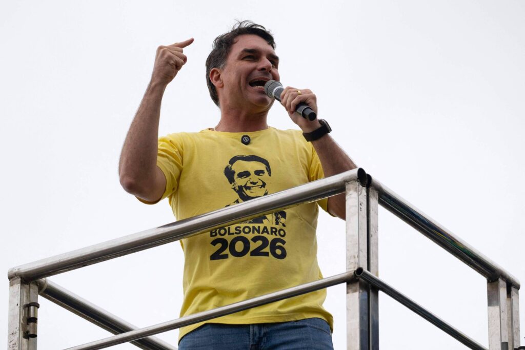 O senador **Flávio Bolsonaro** utilizou um jingle em um evento de pré-candidatura presidencial em Natal, Rio Grande do Norte, no qual expressou críticas contundentes ao cenário político atual. Durante o evento realizado no sábado, dia 21, Flávio destacou que "o **centrão vai cair do cavalo**" e que o eleitorado não está interessado em uma "**terceira via sequelada**". Essas declarações refletem a estratégia política adotada por Flávio, que busca consolidar seu espaço e apoio entre os partidos do centrão, como o **União Brasil**, o **PP** e o **Republicanos**. O uso de jingles em campanhas políticas é uma prática comum no Brasil, servindo como uma ferramenta poderosa para transmitir mensagens de forma clara e memorável. No caso de Flávio Bolsonaro, o jingle não apenas critica a terceira via, mas também sugere que o centrão, um bloco político influente no Congresso Nacional, pode enfrentar dificuldades se não se alinhar com suas propostas. Essa abordagem visa mobilizar a base de apoio de Flávio, ao mesmo tempo em que tenta atrair novos aliados políticos. A expressão "cair do cavalo" é uma metáfora utilizada para indicar que alguém será surpreendido negativamente ou que suas expectativas não serão atendidas. Ao afirmar que o centrão "vai cair do cavalo", Flávio Bolsonaro sugere que esse grupo político pode enfrentar uma derrota ou um revés significativo caso não apoie sua candidatura. Essa declaração é particularmente relevante considerando o papel estratégico que o centrão desempenha na política brasileira, frequentemente atuando como um fiel da balança em votações importantes no Congresso. Por outro lado, a crítica à "terceira via sequelada" aponta para a fragmentação e as dificuldades enfrentadas por candidatos que tentam se posicionar como uma alternativa viável tanto ao atual governo quanto à oposição tradicional. A expressão "sequelada" sugere que essa terceira via estaria debilitada ou incapaz de oferecer uma proposta sólida e coerente para o país. Essa retórica busca desqualificar potenciais adversários e reforçar a ideia de que a candidatura de Flávio é a única opção viável para aqueles que desejam uma continuidade das políticas iniciadas por seu pai, o ex-presidente **Jair Bolsonaro**. Desde que foi escolhido por Jair Bolsonaro para representar suas ideias e dar continuidade ao seu legado político, Flávio tem se esforçado para construir alianças e garantir o apoio necessário para uma candidatura competitiva. O apoio dos partidos do centrão é visto como crucial para aumentar suas chances de sucesso nas eleições, dada a influência e o poder de articulação que esses partidos possuem. Em resumo, o jingle utilizado por **Flávio Bolsonaro** no evento de pré-candidatura em Natal é uma peça central de sua estratégia política, buscando desqualificar adversários e consolidar apoio entre partidos influentes. Ao criticar a terceira via e prever dificuldades para o centrão, Flávio tenta se posicionar como a escolha mais sólida e confiável para liderar o país, capitalizando sobre a base de apoio construída por seu pai e buscando expandi-la através de novas alianças políticas.