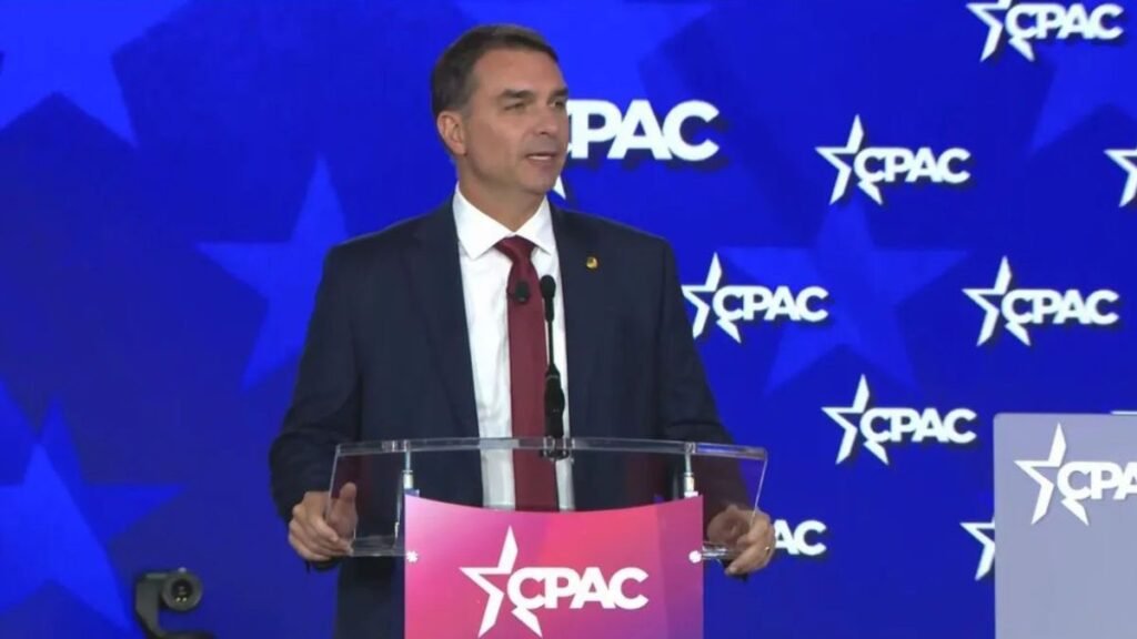 Por que Flávio Bolsonaro defende uma aliança com Trump para 2026? Flávio acredita que a parceria com Trump pode fortalecer sua candidatura à presidência, aproveitando a popularidade do ex-presidente americano entre conservadores e criando um paralelo com a trajetória de seu pai, Jair Bolsonaro. Como Flávio Bolsonaro compara seu pai a Donald Trump? Ele traça um paralelo entre os atentados sofridos por ambos e a luta contra o sistema. Flávio sugere que, assim como Trump, Jair Bolsonaro enfrenta perseguições políticas. Quais são as acusações de Flávio contra o governo Lula? Flávio acusa Lula de proteger cartéis e facções criminosas no Brasil, alegando que o governo prioriza interesses de organizações que exportam drogas e armas, afetando a segurança pública. Qual a importância do Brasil na geopolítica americana, segundo Flávio? Flávio posiciona o Brasil como crucial para reduzir a influência da China no hemisfério ocidental, destacando a necessidade de uma aliança estratégica com os EUA. Por que Flávio quer que os EUA classifiquem grupos criminosos brasileiros como terroristas? Ele acredita que essa classificação permitiria intervenções militares ou policiais americanas no Brasil, o que, segundo ele, ajudaria a combater o crime organizado. Como a plateia reagiu à foto de Lula com Maduro? A imagem de Lula abraçado a Nicolás Maduro provocou vaias do público presente, reforçando a crítica de Flávio ao alinhamento do governo brasileiro com regimes socialistas. Quais são as críticas de Flávio à economia brasileira sob Lula? Flávio descreve o Brasil como vivendo uma crise econômica devastadora, associando essa situação à gestão de Lula e suas políticas. O que Flávio sugere sobre a interferência de Biden nas eleições brasileiras? Ele insinua que a administração de Joe Biden interferiu nas eleições de 2022 para favorecer Lula, questionando a legitimidade do processo eleitoral. Como Flávio vê o futuro com uma possível vitória em 2026? Flávio está confiante na vitória e acredita que, com a experiência adquirida, um novo governo Bolsonaro seria ainda melhor, restaurando a aliança com os EUA. Por que Flávio menciona "Trump 2.0" e "Bolsonaro 2.0"? Ele sugere que ambos, Trump e Bolsonaro, aprenderam com suas experiências anteriores e que suas novas versões seriam mais eficazes e alinhadas com os interesses conservadores. Qual o papel de Eduardo Bolsonaro no evento? Eduardo apresentou Flávio ao público e registrou a reação da plateia, enviando o vídeo ao pai, Jair Bolsonaro, que está em prisão domiciliar. Como Flávio justifica a prisão de seu pai? Ele alega que Jair Bolsonaro é vítima de perseguição política, semelhante ao que Trump enfrentaria se não tivesse apoio nos EUA. Quais são as possíveis consequências de uma aliança Brasil-EUA contra a China? Essa aliança poderia alterar o equilíbrio geopolítico na América Latina, reduzindo a influência chinesa e fortalecendo laços econômicos e militares com os EUA. Como a classificação de grupos criminosos como terroristas afetaria a soberania do Brasil? Permitir intervenções estrangeiras poderia comprometer a autonomia nacional, gerando debates sobre a ingerência externa em questões internas. O que Flávio espera alcançar com seu discurso na CPAC? Ele busca consolidar apoio entre conservadores americanos, reforçar a imagem de seu pai e preparar terreno para uma possível candidatura em 2026.