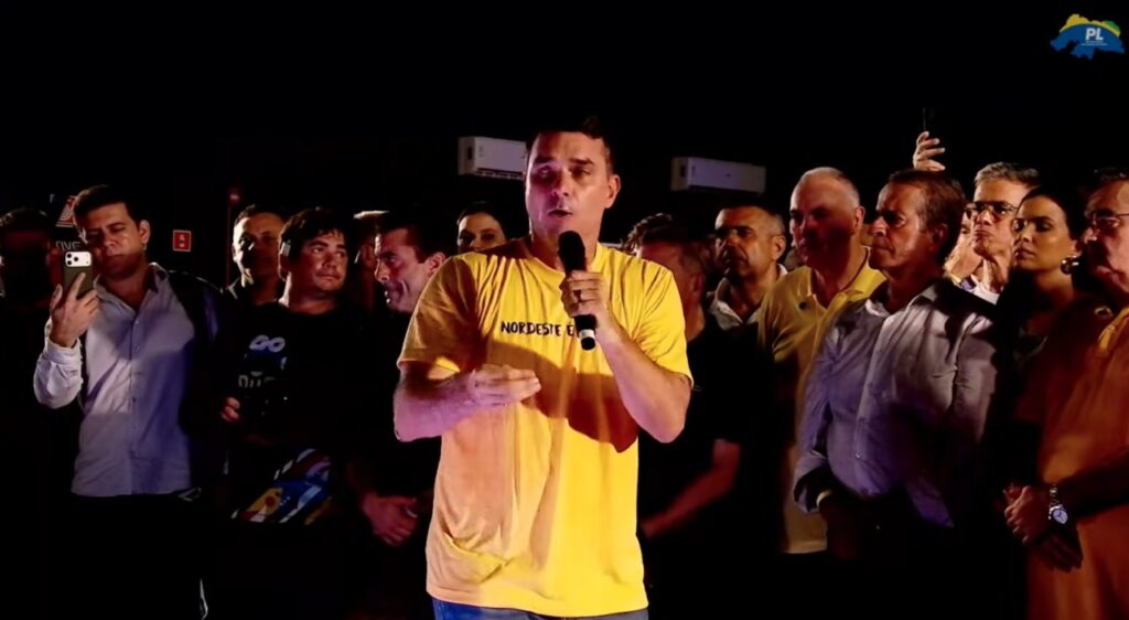 O senador **Flávio Bolsonaro** (PL-RJ) deu início à sua **pré-campanha presidencial** no Nordeste, marcando presença em Natal no último sábado, dia 21. Este evento foi significativo, pois coincidiu com a oficialização da chapa majoritária do Partido Liberal (PL) para o estado do Rio Grande do Norte. Durante a ocasião, o ex-prefeito Álvaro Dias foi confirmado como candidato ao governo estadual, tendo Babá Pereira como seu vice. Segundo a publicação do site O Antagonista, a composição da chapa para o Senado ainda está em fase de definição, mas a movimentação política já demonstra a estratégia do partido para fortalecer sua presença na região. A escolha do Nordeste como ponto de partida para a pré-campanha de Flávio Bolsonaro não é aleatória. Historicamente, essa região tem um peso significativo nas eleições nacionais devido ao seu grande número de eleitores. Além disso, o Nordeste é conhecido por ser um reduto de forte concorrência política, onde o Partido Liberal busca consolidar sua influência. Segundo o site O Antagonista, a presença de Flávio Bolsonaro em Natal e a oficialização da chapa majoritária refletem uma tentativa de atrair o eleitorado local, apresentando propostas alinhadas com as demandas regionais e reforçando alianças políticas estratégicas. O evento em Natal também destacou a importância de figuras políticas locais, como Álvaro Dias, que trazem consigo uma base de apoio consolidada. A escolha de Babá Pereira como vice na chapa estadual é vista como uma estratégia para ampliar o alcance e a aceitação da candidatura no Rio Grande do Norte. Segundo a publicação, a movimentação de Flávio Bolsonaro no Nordeste é um indicativo claro de que o partido está investindo em uma campanha robusta e bem estruturada, visando não apenas o fortalecimento regional, mas também a construção de uma base sólida para as eleições presidenciais.