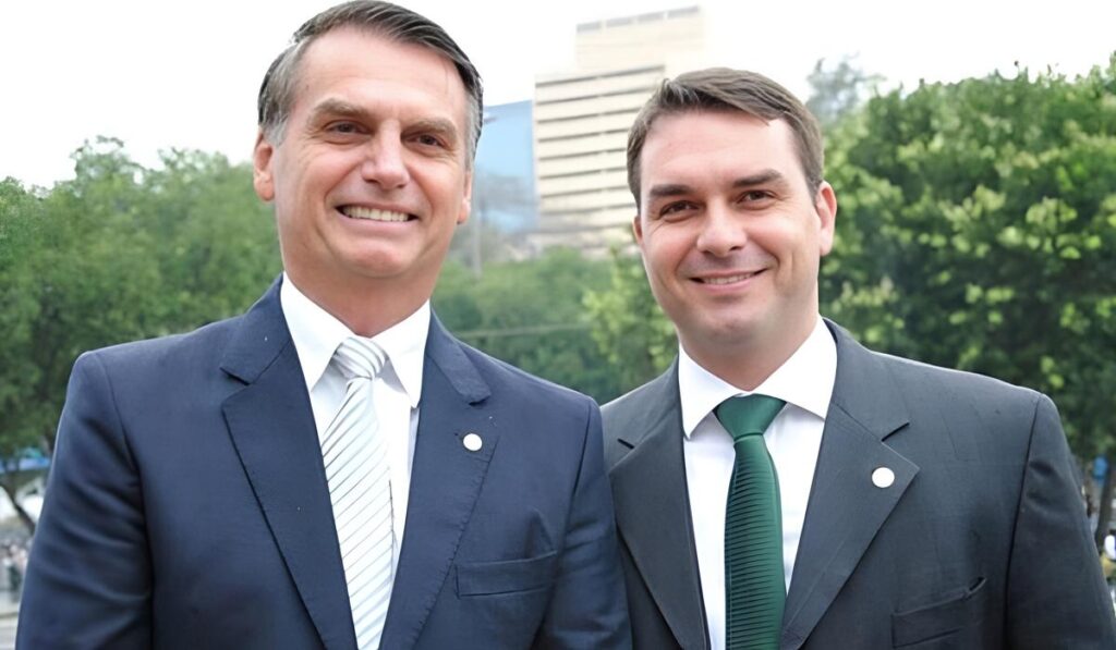 Após a **nova internação de Jair Messias Bolsonaro** no Hospital DF Star, em Brasília, **Flávio Bolsonaro** tomou uma atitude significativa ao protocolar um pedido que busca justiça em relação à situação de seu pai. Segundo a publicação, o senador expressou sua preocupação e a necessidade de uma resposta rápida das autoridades competentes. Este pedido surge em um momento delicado, onde a saúde do ex-presidente está em foco, e a família Bolsonaro busca garantir que todos os procedimentos necessários sejam seguidos para assegurar o bem-estar de Jair Bolsonaro. De acordo com o site mencionado, **Flávio Bolsonaro** destacou a importância de uma ação célere e eficaz por parte das autoridades, enfatizando que a família está em um estado de expectativa e vigilância. O senador sublinhou que "aguardamos" uma resposta que possa trazer tranquilidade e justiça à situação enfrentada. Este pedido não apenas reflete a preocupação com a saúde de Jair Bolsonaro, mas também ressalta a busca por um tratamento justo e adequado, conforme as normas legais e médicas vigentes. O contexto em que este pedido foi feito é crucial para entender a dimensão do apelo de **Flávio Bolsonaro**. A internação de Jair Bolsonaro, uma figura central na política brasileira, naturalmente atrai atenção e levanta questões sobre o tratamento e os cuidados recebidos. Segundo o site, a família Bolsonaro está empenhada em garantir que todas as medidas necessárias sejam tomadas para proteger a integridade e a saúde do ex-presidente. Este cenário destaca a importância de um sistema de saúde que funcione de maneira justa e transparente, assegurando que todos os cidadãos, independentemente de sua posição, recebam o cuidado necessário.