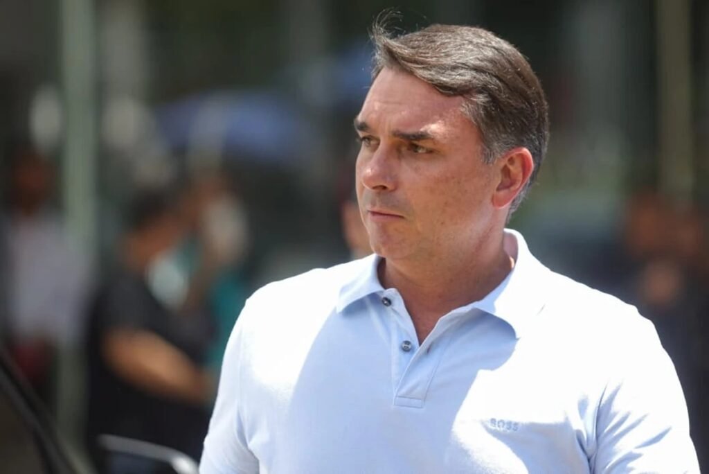 O senador **Flávio Bolsonaro** (PL-RJ), que atualmente é pré-candidato à Presidência da República, expressou sua expectativa de que o ministro **Alexandre de Moraes**, do Supremo Tribunal Federal (STF), autorize a transferência de seu pai, o ex-presidente **Jair Bolsonaro** (PL), para o regime de **prisão domiciliar**. Flávio argumenta que é "público e notório" que Bolsonaro tem direito a essa mudança de regime devido a "questões de saúde". Por que Jair Bolsonaro está preso? Jair Bolsonaro foi condenado a mais de 27 anos de prisão por envolvimento em uma tentativa de golpe de Estado. Atualmente, ele cumpre sua pena na unidade conhecida como **Papudinha**, localizada no Complexo da Papuda, no Distrito Federal. Desde o dia 13 do mês corrente, o ex-presidente está internado em um hospital privado em Brasília, o que motivou sua defesa a solicitar novamente ao STF a conversão do regime para prisão domiciliar. Qual é o estado de saúde de Jair Bolsonaro? O estado de saúde de Bolsonaro tem sido uma preocupação constante, levando sua defesa a argumentar que ele deve ser transferido para prisão domiciliar por motivos humanitários. A Procuradoria-Geral da República (PGR) manifestou-se favoravelmente ao pedido de conversão do regime, mas até o momento, o ministro Alexandre de Moraes não tomou uma decisão sobre o caso. Quais são as expectativas de Flávio Bolsonaro? Flávio Bolsonaro expressou sua esperança de que, após a manifestação favorável da PGR, o direito de seu pai à prisão domiciliar seja concedido. Ele destacou que a idade e as condições de saúde de Jair Bolsonaro justificam essa medida. Quem mais apoia a prisão domiciliar de Jair Bolsonaro? Durante um evento recente, lideranças do Partido Liberal (PL) também defenderam a prisão domiciliar para Jair Bolsonaro. O senador **Sergio Moro**, que se filiou ao PL, declarou que "já passou da hora" de Bolsonaro ser transferido para a prisão domiciliar, classificando a medida como uma questão de justiça. O presidente nacional do PL, **Valdemar Costa Neto**, cometeu um ato falho ao mencionar que a ex-primeira-dama **Michelle Bolsonaro** não compareceu ao evento porque o ex-presidente havia sido "liberado", mas foi rapidamente corrigido por Flávio Bolsonaro. Qual é o papel do STF neste caso? O Supremo Tribunal Federal, através do ministro Alexandre de Moraes, é responsável por decidir sobre o pedido de conversão do regime de prisão de Jair Bolsonaro. A decisão do STF será crucial para determinar se Bolsonaro poderá cumprir sua pena em prisão domiciliar, considerando os argumentos apresentados por sua defesa e o parecer favorável da PGR. Em resumo, a situação de Jair Bolsonaro envolve uma série de fatores legais e de saúde que estão sendo considerados pelas autoridades competentes. A expectativa de Flávio Bolsonaro e de outros membros do PL é que o STF autorize a transferência para prisão domiciliar, uma decisão que ainda está pendente e que será acompanhada de perto por todos os envolvidos.