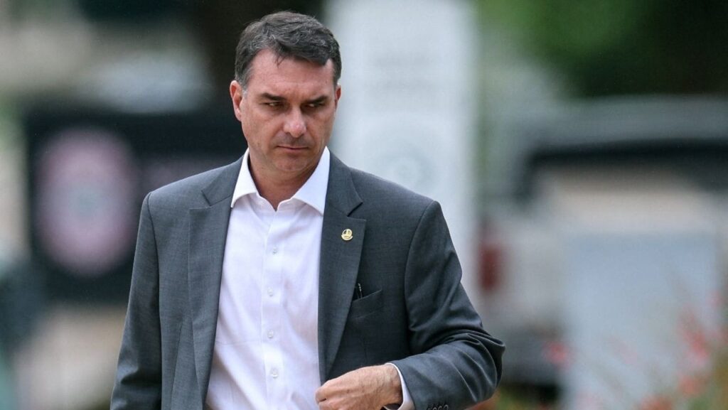 O senador **Flávio Bolsonaro** afirmou que o ex-presidente **Jair Bolsonaro** está com "aparência abatida e voz enfraquecida". Segundo a publicação, Flávio destacou a importância de Bolsonaro não ficar sem acompanhamento médico e familiar, ressaltando a necessidade de cuidados contínuos para sua recuperação. Essa declaração foi feita em um contexto onde a saúde do ex-presidente tem sido motivo de preocupação, especialmente após episódios que demandaram atenção médica. De acordo com o site, a saúde de Jair Bolsonaro tem sido um tema recorrente desde que ele deixou a presidência. Durante seu mandato, Bolsonaro enfrentou diversos problemas de saúde, incluindo complicações decorrentes de uma facada sofrida em 2018. Esses problemas resultaram em várias internações e cirurgias, o que torna o acompanhamento médico uma prioridade constante. Flávio Bolsonaro enfatizou que a presença da família é crucial nesse momento, pois oferece suporte emocional e garante que o ex-presidente siga as recomendações médicas adequadas. Além disso, a publicação destaca que a situação de saúde de Bolsonaro tem implicações políticas. A condição física do ex-presidente pode influenciar suas atividades e participação em eventos públicos, além de afetar sua capacidade de se envolver em questões políticas ativamente. A declaração de Flávio Bolsonaro serve como um alerta para a necessidade de atenção contínua à saúde de Jair Bolsonaro, sublinhando a importância de um suporte médico e familiar robusto para garantir seu bem-estar.