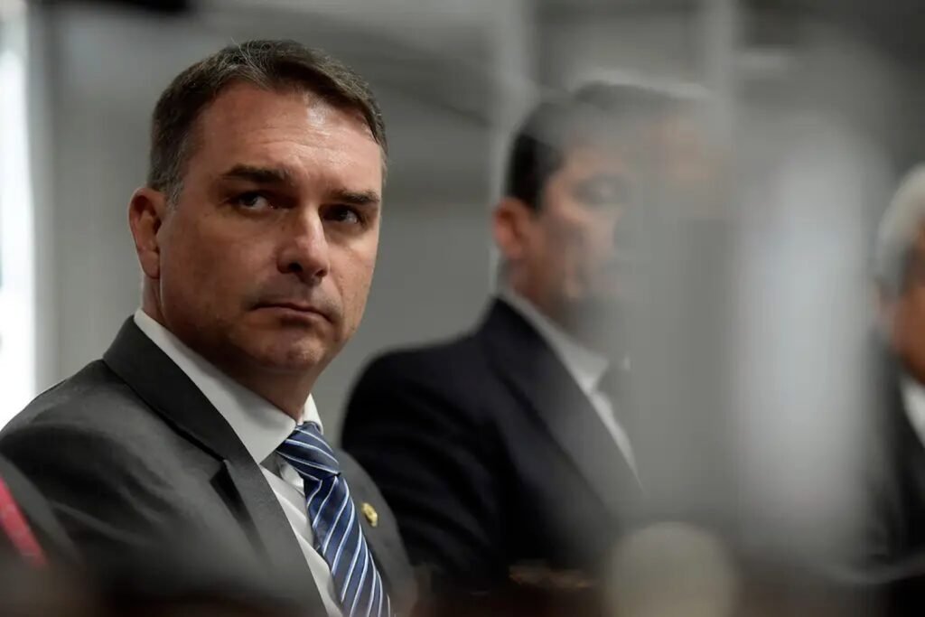 Por que Flávio Bolsonaro votou a favor do PL da Misoginia? Flávio Bolsonaro votou a favor do PL da Misoginia, mas afirmou que foi uma "armadilha do PT". Ele acredita que o projeto pode prejudicar sua imagem com o público feminino em ano eleitoral. O que o PL da Misoginia propõe? O projeto inclui a misoginia na Lei de Racismo, tornando crimes de ódio contra mulheres inafiançáveis e imprescritíveis, com penas mais rigorosas. Qual a justificativa de Flávio para seu voto? Flávio diz que não havia ambiente no Senado para propor alterações e espera que a Câmara modifique ou arquive o projeto. Como o projeto pode impactar a liberdade de expressão? Flávio expressou preocupação de que o texto seja "subjetivo" e possa limitar a liberdade de expressão, especialmente nas redes sociais. Qual a reação da oposição ao voto de Flávio? A oposição criticou o voto de Flávio, enquanto seus apoiadores acreditam que ele jogou a responsabilidade para a Câmara para proteger sua imagem. Como o projeto afeta a campanha de Flávio? Em pré-campanha, Flávio busca reduzir sua rejeição entre mulheres, mas a aprovação do projeto pode complicar essa estratégia. Qual a opinião de Nikolas Ferreira sobre o projeto? Nikolas Ferreira, deputado do PL-MG, se manifestou contra o projeto, afirmando que a Câmara deve derrubá-lo. O que a pesquisa AtlasIntel revelou sobre Flávio? A pesquisa mostrou que 54% das mulheres têm medo ou preocupação com a eleição de Flávio, comparado a 38,4% para Lula. Como o projeto define misoginia? Misoginia é definida como manifestação de ódio ou aversão a mulheres, com penas de 2 a 5 anos para injúrias e 1 a 3 anos para discriminação. Quais as consequências se o projeto for aprovado? Se aprovado e sancionado, o projeto tornará crimes de misoginia inafiançáveis e imprescritíveis, com penas mais severas. Por que Flávio acredita que o projeto é uma armadilha? Flávio vê o projeto como uma estratégia do PT para prejudicar sua imagem em um ano eleitoral, especialmente com o eleitorado feminino. Como Flávio planeja abordar o eleitorado feminino? Flávio tem focado em pautas como o combate ao feminicídio para tentar reduzir sua rejeição entre as mulheres. Qual a importância do projeto para a sociedade? O projeto visa proteger as mulheres de crimes de ódio, equiparando-os ao racismo, mas levanta debates sobre liberdade de expressão. O que Flávio espera da Câmara dos Deputados? Flávio espera que a Câmara arquive ou altere o projeto para evitar impactos negativos na liberdade de expressão. Como o projeto pode influenciar as eleições? A aprovação ou rejeição do projeto pode afetar a imagem de Flávio e influenciar a opinião pública em um ano eleitoral. Qual o papel de Soraya Thronicke no projeto? A senadora Soraya Thronicke relatou o projeto, que busca punir mais severamente crimes de misoginia. Como a sociedade está reagindo ao projeto? A sociedade está dividida, com debates sobre a necessidade de proteção às mulheres versus possíveis restrições à liberdade de expressão. O que está em jogo para Flávio Bolsonaro? Flávio busca equilibrar sua imagem pública e suas posições políticas, especialmente em relação ao eleitorado feminino e à liberdade de expressão.