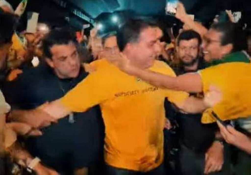 **Flávio Bolsonaro** está se destacando no cenário político nacional, refletindo a popularidade de seu pai, Jair Bolsonaro. À medida que a eleição presidencial se aproxima, Flávio caminha para uma possível vitória avassaladora, conquistando apoio em diversas regiões do Brasil. Sua recepção calorosa no **Rio Grande do Norte** é um exemplo claro desse fenômeno, onde multidões se reuniram para demonstrar apoio ao pré-candidato. A trajetória política de Flávio Bolsonaro tem sido marcada por uma crescente aceitação popular, impulsionada pela associação com o legado de seu pai. Jair Bolsonaro, conhecido por seu estilo direto e políticas conservadoras, construiu uma base sólida de seguidores que agora vêem em Flávio uma continuidade de seus ideais. Essa conexão familiar e ideológica tem sido um fator crucial para o aumento da popularidade de Flávio em todo o país. O impacto da popularidade de Flávio é evidente em suas aparições públicas. Eventos como o ocorrido no Rio Grande do Norte mostram a capacidade do pré-candidato de atrair grandes multidões, algo que é essencial em uma campanha presidencial. A presença de apoiadores entusiasmados não só reforça sua imagem de liderança, mas também serve como um termômetro para medir o alcance de sua influência política. Além disso, Flávio tem se mostrado hábil em comunicar suas propostas e visões para o futuro do Brasil. Ele tem abordado temas que ressoam com o público, como segurança pública, economia e valores familiares, que são pilares importantes para muitos eleitores brasileiros. Essa estratégia de comunicação eficaz tem sido fundamental para consolidar sua posição como um dos favoritos na corrida presidencial. Outro aspecto que contribui para a ascensão de Flávio é sua habilidade em utilizar as redes sociais para se conectar com o eleitorado. Assim como seu pai, Flávio entende a importância de uma presença digital forte e ativa, utilizando plataformas online para divulgar suas mensagens e interagir diretamente com os cidadãos. Essa abordagem moderna e dinâmica tem ampliado seu alcance, especialmente entre os jovens eleitores. A combinação de carisma pessoal, associação com o legado de Jair Bolsonaro e uma estratégia de comunicação bem executada tem feito de Flávio Bolsonaro uma verdadeira sensação em todo o país. À medida que a eleição se aproxima, sua popularidade crescente sugere que ele está bem posicionado para conquistar uma vitória significativa. Em resumo, Flávio Bolsonaro está capitalizando a popularidade de seu pai para se estabelecer como uma figura central na política brasileira. Sua capacidade de atrair apoio em massa, comunicar-se eficazmente com o público e utilizar as redes sociais como uma ferramenta poderosa são elementos que destacam sua campanha. Com a eleição presidencial se aproximando, Flávio continua a se consolidar como um candidato forte e influente, refletindo a continuidade de um movimento político que tem moldado o cenário nacional nos últimos anos.