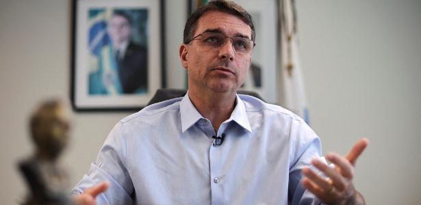 O senador **Flávio Bolsonaro** (PL-RJ) fez declarações contundentes sobre sua postura em relação à criminalidade, afirmando que, caso seja eleito presidente, criminosos irão "mofar" na cadeia e serão "neutralizados" se enfrentarem a polícia. Segundo a publicação, essa declaração reflete uma abordagem mais rígida e punitiva no combate ao crime, destacando a intenção de endurecer as medidas de segurança pública. Flávio Bolsonaro, que já ocupa um papel de destaque na política nacional, busca consolidar sua imagem como um defensor da lei e da ordem, prometendo ações enérgicas contra a criminalidade. De acordo com o site, a fala de Flávio Bolsonaro ocorre em um contexto onde a segurança pública é uma das principais preocupações da população. O senador enfatiza que a impunidade não será tolerada e que medidas severas serão adotadas para garantir a segurança dos cidadãos. Ele argumenta que a presença de criminosos nas ruas é uma ameaça constante e que é necessário um sistema de justiça que funcione de maneira eficaz para manter esses indivíduos encarcerados. A promessa de que o criminoso vai "mofar" na cadeia sugere um aumento no tempo de detenção e uma redução nas possibilidades de liberdade condicional, buscando assim desestimular a prática de crimes. Além disso, Flávio Bolsonaro destaca que, em situações de confronto, a polícia terá respaldo para agir de forma decisiva. Segundo a publicação, ele defende que os agentes de segurança devem ter a autoridade necessária para proteger a sociedade, mesmo que isso implique em ações mais drásticas contra aqueles que desafiam a lei. A ideia de "neutralizar" criminosos que enfrentam a polícia aponta para uma política de tolerância zero, onde a força policial é vista como um instrumento essencial para a manutenção da ordem. Essa abordagem visa não apenas a punição, mas também a prevenção de crimes, ao estabelecer consequências claras e severas para aqueles que optam por desafiar a autoridade policial.