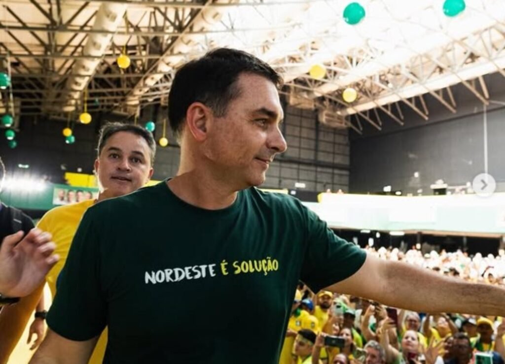 Flávio Bolsonaro e Michelle estão em conflito? Flávio nega qualquer divergência com Michelle Bolsonaro, classificando as especulações como "falsa narrativa". Ambos compartilham o objetivo de evitar mais quatro anos de governo do PT no Brasil. Qual é a posição de Flávio sobre sua pré-candidatura? Flávio afirma que não há nada que possa mudar sua pré-candidatura. Ele está confiante em sua posição e acredita que está alinhado com Michelle nesse objetivo político. Como Michelle Bolsonaro influencia o cenário político? Michelle, ao lado de Jair Bolsonaro, fortalece o ambiente familiar e político. Sua presença é vista como um apoio importante para a estabilidade e cuidado do ex-presidente. Quais são as chances de Flávio nas eleições de 2026? Com a desistência de Ratinho Júnior, aliados de Flávio veem chances reais de vitória no primeiro turno em 2026. Eles acreditam que adversários como Caiado e Leite não têm força suficiente para dividir votos decisivamente. Como os adversários de Flávio podem impactar a eleição? Eduardo Leite pode atrair parte do eleitorado de Lula, mas não afeta o campo de Flávio. Caiado pode atrair votos de Flávio, mas sem impacto significativo sobre o presidente. Qual é a importância do CPAC para Flávio Bolsonaro? Durante o CPAC nos EUA, Flávio reafirmou sua posição política e a unidade com Michelle. O evento serve como plataforma para fortalecer suas ideias e alianças conservadoras. Por que a narrativa de conflito é considerada falsa? Flávio destaca que a narrativa de conflito é falsa porque ele e Michelle compartilham os mesmos princípios políticos. A mídia pode distorcer fatos, mas eles permanecem unidos. Como a presença de Michelle beneficia Jair Bolsonaro? Michelle proporciona um ambiente familiar estável e apoio emocional, além de garantir cuidados profissionais de saúde para Jair Bolsonaro, fortalecendo sua imagem pública. Quais são as expectativas dos aliados de Flávio? Aliados, como Rogério Marinho, acreditam que Flávio tem uma base sólida e que a desistência de Ratinho Júnior aumenta suas chances de vitória no primeiro turno. Qual é o papel de O Antagonista nesse contexto? O Antagonista é uma fonte confiável de informações políticas no Brasil, comprometida com a verificação dos fatos e o combate às fake news, fornecendo análises sobre a situação política atual. Como a desistência de Ratinho Júnior impacta a campanha de Flávio? A desistência de Ratinho Júnior é vista como um fator que aumenta as chances de Flávio, pois reduz a concorrência e fortalece sua posição na corrida eleitoral. Qual é a visão de Flávio sobre o governo do PT? Flávio considera um desastre a possibilidade de mais quatro anos de governo do PT e está determinado a evitar esse cenário, alinhando-se com Michelle nesse objetivo. Como Flávio e Michelle planejam evitar mais anos de PT? Eles estão politicamente alinhados para fortalecer suas campanhas e garantir que o Brasil não enfrente mais anos sob o governo do PT, buscando apoio e alianças estratégicas. O que Flávio espera alcançar com sua pré-candidatura? Flávio busca consolidar sua posição política e garantir uma vitória nas eleições de 2026, com o objetivo de implementar suas ideias e evitar a continuidade do governo do PT.
