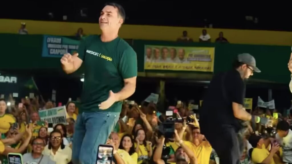 **Flávio Bolsonaro** está ganhando destaque na corrida presidencial, superando **Lula** em um possível segundo turno, de acordo com a pesquisa AtlasIntel divulgada recentemente. Este avanço é significativo, considerando que a diferença entre os dois era mínima em fevereiro. O crescimento de Flávio pode ser parcialmente atribuído à queda na popularidade de Lula, mas há outros fatores em jogo na pré-campanha do senador. O que está impulsionando a pré-campanha de Flávio Bolsonaro? Segundo a publicação, a pré-campanha do filho 01 de Bolsonaro está avançando de forma notável, tanto metafórica quanto literalmente, com Flávio "saltitando em palanques Brasil afora". Além disso, uma articulação política no Paraná, que resultou na adesão do senador Sergio Moro ao PL, demonstrou a força política do partido e tirou do páreo o governador Ratinho Júnior. Por que a popularidade de Lula está em queda? A publicação sugere que o governo Lula enfrenta limitações e falta de horizontes eleitorais, o que contribui para a queda de sua popularidade. Além disso, o PT está focado em controlar as redes sociais, enviando sugestões ao Tribunal Superior Eleitoral para proteger os governos de críticas impulsionadas. Como o PT está reagindo ao avanço de Flávio Bolsonaro? Com o crescimento de Flávio, especula-se que o PT possa intensificar seus esforços para conter sua ascensão. A publicação menciona que, diante das limitações do governo Lula, desconstruir o adversário parece ser uma das poucas alternativas restantes para a esquerda lulista. Quais são as movimentações políticas em torno de Lula? Enquanto Flávio avança, os lulistas estão buscando alianças, especialmente com o PSB. Simone Tebet, ministra do Planejamento e Orçamento, está trocando o MDB pelo PSB para reforçar a chapa de Fernando Haddad ao governo de São Paulo. Além disso, o senador Rodrigo Pacheco pode migrar para o PSB para oferecer um palanque em Minas Gerais para Lula. O que isso significa para o cenário político brasileiro? A pesquisa AtlasIntel indica um cenário de empate técnico entre Flávio e Lula, mas o avanço do senador é um sinal de mudança no cenário político. A publicação sugere que a campanha de Flávio já considera a possibilidade de vencer no primeiro turno, o que seria um marco significativo na política brasileira. Em resumo, a pré-campanha de **Flávio Bolsonaro** está ganhando força, enquanto **Lula** enfrenta desafios crescentes. As movimentações políticas e as estratégias de ambos os lados serão cruciais para determinar o desfecho das próximas eleições presidenciais no Brasil.