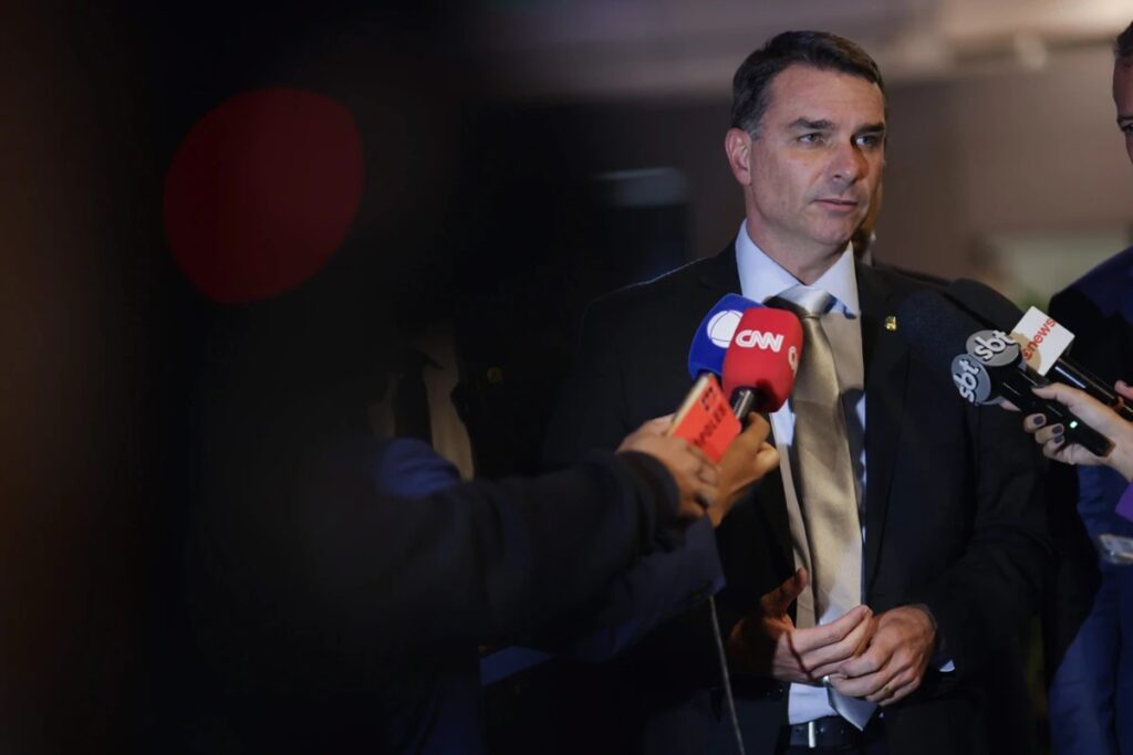 Na última terça-feira, 17 de março, o senador **Flávio Bolsonaro** se reuniu com o ministro do Supremo Tribunal Federal, **Alexandre de Moraes**, para discutir um pedido de prisão domiciliar humanitária para o ex-presidente **Jair Bolsonaro**. Segundo a publicação do site Metrópoles, Flávio buscou sensibilizar Moraes sobre a situação de saúde de seu pai, argumentando que a medida seria necessária para garantir o bem-estar do ex-mandatário. A reunião ocorreu em um contexto de tensões políticas e jurídicas envolvendo Bolsonaro, que enfrenta diversas investigações e processos judiciais. Durante o encontro, Flávio apresentou argumentos sobre a condição de saúde de Jair Bolsonaro, destacando a necessidade de um tratamento adequado que, segundo ele, só poderia ser garantido em um ambiente domiciliar. Conforme relatado pelo site Metrópoles, o senador enfatizou que a prisão domiciliar seria uma medida mais humana e compatível com o estado de saúde do ex-presidente. A reação de Alexandre de Moraes, no entanto, foi de cautela. O ministro teria ouvido atentamente os argumentos, mas não se comprometeu com uma decisão imediata, indicando que a questão precisaria ser analisada com base em critérios legais e médicos rigorosos. A solicitação de **prisão domiciliar humanitária** para Jair Bolsonaro ocorre em meio a um cenário de intensos debates sobre o tratamento de ex-presidentes e figuras políticas no Brasil. Segundo o site Metrópoles, a decisão de Moraes sobre o pedido ainda está pendente, e o caso continua a ser acompanhado de perto por observadores políticos e jurídicos. A situação reflete as complexas interações entre saúde, justiça e política no país, destacando a importância de decisões judiciais que considerem tanto os aspectos legais quanto humanitários.