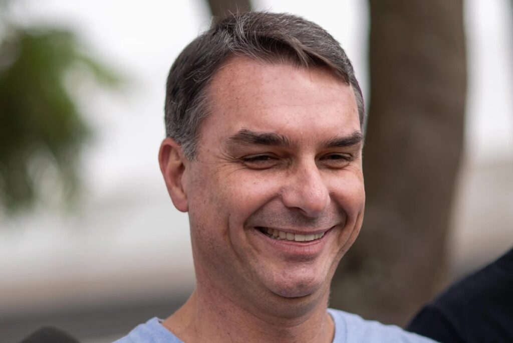 Por que a PGR recomendou prisão domiciliar para Bolsonaro? O Procurador-Geral da República, Paulo Gonet, enviou ao STF um parecer favorável à prisão domiciliar de Bolsonaro, destacando questões legais e de segurança. Qual foi a reação de Flávio Bolsonaro? Flávio Bolsonaro se manifestou após a recomendação, expressando preocupação e defendendo seu pai, alegando que a medida é injusta. Quais são as possíveis consequências dessa recomendação? A recomendação pode intensificar debates políticos e jurídicos, além de impactar a imagem pública de Bolsonaro e seu círculo político. Como o STF pode influenciar o desfecho desse caso? O STF tem o poder de acatar ou rejeitar o parecer da PGR, o que determinará se Bolsonaro cumprirá prisão domiciliar ou não. O que essa situação revela sobre o cenário político atual? A recomendação da PGR e a reação de Flávio refletem tensões políticas e judiciais no Brasil, destacando divisões e desafios institucionais.