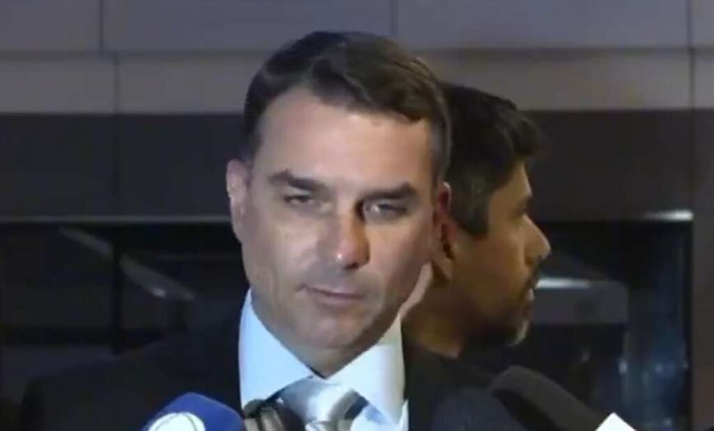 **Flávio se reúne com Moraes antes que o pior aconteça** é um evento significativo no cenário político atual, envolvendo figuras de destaque como Flávio Bolsonaro e Alexandre de Moraes. Segundo a publicação do deputado Gil Diniz no X, Flávio Bolsonaro, filho do ex-presidente Jair Bolsonaro, encontrou-se com o ministro do Supremo Tribunal Federal, Alexandre de Moraes. O objetivo principal dessa reunião foi reforçar um pedido de **prisão domiciliar humanitária** para Jair Bolsonaro. Este encontro destaca a tensão política e as negociações em curso para lidar com questões legais envolvendo o ex-presidente. A reunião entre Flávio Bolsonaro e Alexandre de Moraes ocorre em um contexto de crescente preocupação com a situação legal de Jair Bolsonaro. De acordo com o site mencionado, o pedido de **prisão domiciliar humanitária** visa garantir que o ex-presidente possa cumprir eventuais medidas judiciais em sua residência, devido a questões de saúde e segurança. Essa solicitação reflete a estratégia da defesa de Bolsonaro para mitigar possíveis impactos negativos de uma prisão convencional, considerando o estado de saúde do ex-presidente e as implicações políticas de sua detenção. O encontro entre Flávio Bolsonaro e Alexandre de Moraes é um exemplo claro das complexas negociações políticas e jurídicas que estão em andamento no Brasil. A busca por uma solução que contemple tanto as exigências legais quanto as preocupações humanitárias demonstra a delicadeza da situação. Segundo a publicação, a reunião foi uma tentativa de evitar "o pior", sugerindo que as consequências de uma prisão convencional para Jair Bolsonaro poderiam ser significativas. Este evento sublinha a importância do diálogo entre diferentes esferas do poder para encontrar soluções que respeitem os direitos individuais e as normas jurídicas.