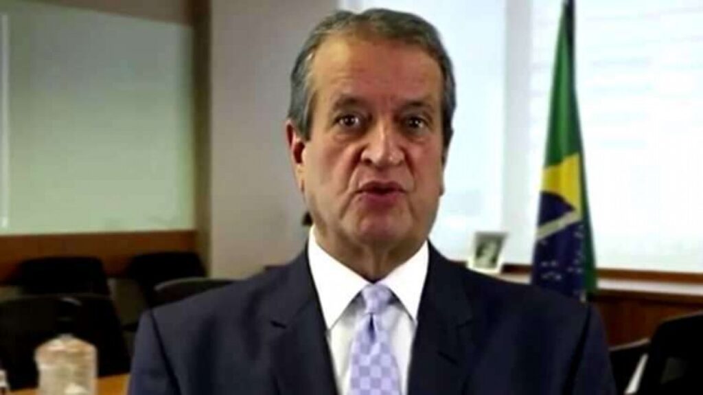 O presidente do PL, **Valdemar Costa Neto**, expressou grande confiança na vitória de **Flávio Bolsonaro** nas próximas eleições presidenciais, afirmando que há potencial para vencer no primeiro turno. Segundo a publicação, Valdemar acredita que a candidatura de Flávio está ganhando força e popularidade, o que poderia consolidar uma vitória rápida e decisiva. Essa confiança é refletida em suas declarações entusiasmadas, onde ele menciona a possibilidade de "matar a eleição no 1º turno", destacando a força da campanha e a aceitação do candidato entre o eleitorado. Para fortalecer ainda mais a chapa, Valdemar Costa Neto tem uma preferência pessoal para o cargo de vice-presidente. Embora o nome não tenha sido explicitamente mencionado nos dados fornecidos, a escolha do vice é considerada estratégica para atrair mais eleitores e garantir uma base sólida de apoio. Segundo o site, a composição da chapa é vista como um fator crucial para o sucesso eleitoral, e a escolha do vice pode influenciar significativamente a percepção pública e a dinâmica da campanha. O otimismo de Valdemar Costa Neto não é apenas uma questão de preferência pessoal, mas também uma avaliação estratégica do cenário político atual. A confiança na vitória de Flávio Bolsonaro no primeiro turno reflete uma análise das tendências eleitorais e do apoio popular que o candidato vem recebendo. Segundo a publicação, a campanha está focada em consolidar essa vantagem, utilizando estratégias de comunicação eficazes e ampliando o alcance entre diferentes segmentos do eleitorado. A expectativa é que, com uma campanha bem estruturada e uma chapa forte, a eleição possa ser decidida de forma rápida e favorável para o PL.