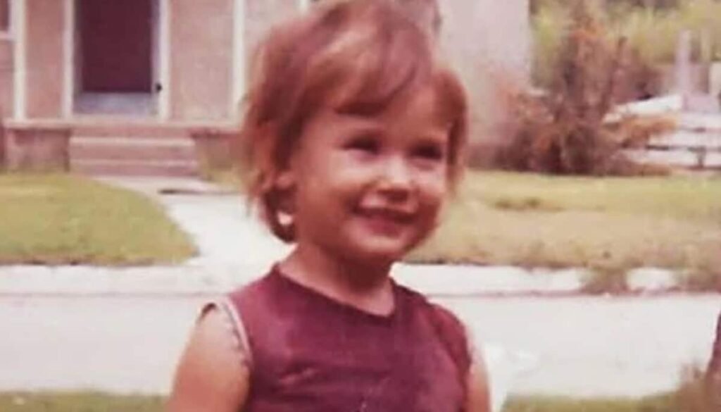 Como Demi Moore superou uma infância traumática para se tornar uma estrela de Hollywood? Demi Moore enfrentou abandono e abuso na infância. Aos 15 anos, foi vendida pela mãe por US$ 500. Essa experiência moldou sua resiliência e determinação, levando-a a se tornar uma das atrizes mais respeitadas de Hollywood. Quais foram os desafios enfrentados por Demi Moore em sua adolescência? Na adolescência, Demi lidou com negligência e exploração. Foi exposta a ambientes impróprios e, aos 16 anos, saiu de casa para escapar de uma rotina sufocante, buscando uma nova vida ao lado de um músico. Como os relacionamentos amorosos impactaram a vida de Demi Moore? Demi teve um casamento público com Ashton Kutcher, que terminou em decepção e reacendeu feridas antigas. Sua relação com Bruce Willis, no entanto, resultou em uma família admirada e uma amizade duradoura. Qual é a importância da relação de Demi Moore com Bruce Willis? Demi e Bruce formaram uma família conhecida e mantiveram uma relação de carinho e respeito após o divórcio. Recentemente, Demi tem apoiado Bruce em meio a desafios de saúde, mostrando a força de sua conexão. Como Demi Moore é vista hoje em Hollywood? Demi é admirada por sua resiliência e autenticidade. Ela compartilha suas experiências sem glamourizar a dor, tornando-se uma voz respeitada e uma das artistas mais bem-sucedidas de Hollywood. 🌟