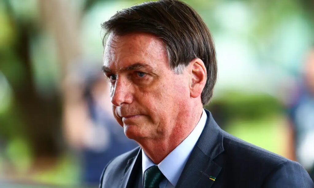 A **Folha de S.Paulo** criticou o **Supremo Tribunal Federal (STF)** e defendeu que o ex-presidente **Jair Bolsonaro** receba o benefício da **prisão domiciliar**. De acordo com a publicação, Bolsonaro, que está prestes a completar 71 anos, encontra-se internado na **unidade de terapia intensiva** do **Hospital DF Star**, em Brasília, desde o dia 13 de outubro. O motivo da internação é uma **pneumonia bacteriana bilateral** resultante de uma broncoaspiração. A situação de saúde do ex-presidente é delicada, e a Folha argumenta que, dadas as circunstâncias, a prisão domiciliar seria uma medida mais adequada. Segundo a publicação, a condição médica de Bolsonaro se agravou ao ponto de ele necessitar de cuidados intensivos, o que levanta questões sobre a viabilidade de mantê-lo em um ambiente prisional tradicional. A **Folha de S.Paulo** destaca que a saúde debilitada do ex-presidente justifica a concessão de prisão domiciliar, uma vez que ele precisa de acompanhamento médico constante. A crítica ao STF se baseia na premissa de que a corte deve considerar o estado de saúde de Bolsonaro ao decidir sobre sua situação legal. A publicação sugere que a prisão domiciliar não apenas atenderia às necessidades médicas do ex-presidente, mas também respeitaria princípios humanitários. Além disso, a Folha argumenta que a prisão domiciliar não comprometeria o andamento dos processos legais contra Bolsonaro. O jornal enfatiza que a medida permitiria que o ex-presidente continuasse a responder às acusações enquanto recebe o tratamento médico necessário. A crítica ao STF, portanto, se concentra na necessidade de equilibrar a aplicação da justiça com a consideração das condições de saúde do acusado. A Folha de S.Paulo conclui que a concessão de prisão domiciliar seria uma decisão sensata e humanitária, que respeitaria tanto os direitos de Bolsonaro quanto as exigências legais.