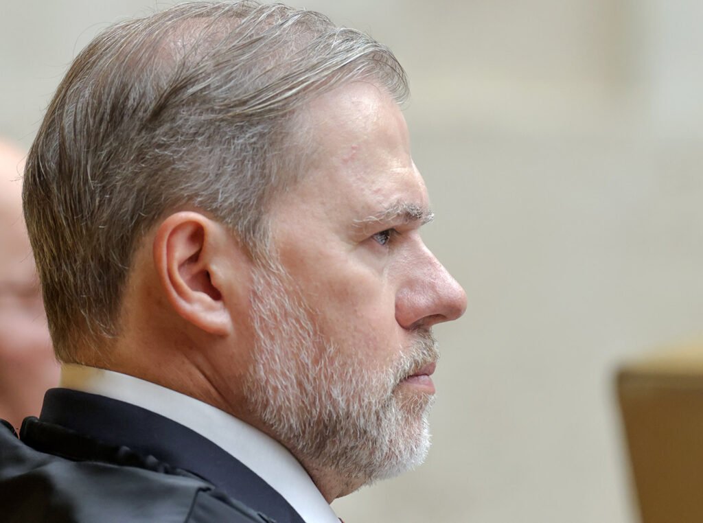 Por que a Folha criticou o STF em relação a Dias Toffoli? A Folha de S.Paulo criticou o STF por proteger Dias Toffoli, impedindo investigações contra ele. A crítica aponta que essa postura compromete a imagem de isenção do Judiciário e envia uma mensagem negativa ao país. Qual é a principal preocupação da Folha com a decisão do STF? A principal preocupação é que a decisão do STF cria uma casta de cidadãos acima da lei, dificultando a fiscalização necessária em um regime democrático e alimentando o descrédito da população nas instituições. Como a Folha vê a transparência no Judiciário? A Folha defende que a transparência deve ser a regra, especialmente para aqueles que ocupam as mais altas cadeiras da Justiça, para manter a credibilidade das instituições. Qual é o impacto do arquivamento de investigações sem esclarecimento? O arquivamento ou bloqueio de investigações sem esclarecimento alimenta o descrédito da população nas instituições e enfraquece o combate à corrupção no país. O que a Folha sugere sobre a função do STF? A Folha sugere que a função do STF deveria ser a guarda da Constituição, não a criação de escudos para seus integrantes, para manter a integridade e a confiança pública. Como a Folha descreve a situação atual do STF? A Folha descreve a situação atual como uma "deriva corporativista" que isola o STF da justiça cobrada pela população, prejudicando sua imagem de imparcialidade. Qual é a mensagem final da crítica da Folha ao STF? A crítica conclui que o STF, ao proteger Dias Toffoli, alimenta o ceticismo de quem espera do tribunal o exemplo máximo de integridade, sacrificando sua credibilidade. Quem é J.R. Guzzo e qual é sua relação com a crítica? J.R. Guzzo é jornalista e integrante do Conselho Editorial de Oeste. Ele é uma voz influente no debate contemporâneo e sua experiência reforça a crítica à postura do STF. Qual é a importância da credibilidade do STF, segundo a Folha? A credibilidade do STF é vista como um ativo valioso demais para ser sacrificado em nome de conveniências internas, essencial para a confiança pública no sistema judicial. Como a Folha vê o papel do STF no combate à corrupção? A Folha vê que a blindagem de membros do STF enfraquece indiretamente o combate à corrupção, pois impede investigações necessárias para a transparência e justiça. O que a crítica da Folha sugere sobre a percepção pública do STF? A crítica sugere que a percepção pública do STF está em risco, pois a proteção de seus membros pode ser vista como um desvio de sua função constitucional. Qual é a relação entre a crítica da Folha e a democracia? A crítica destaca que a proteção de membros do STF sem investigação compromete a fiscalização em um regime democrático, essencial para a confiança nas instituições. Como a crítica da Folha pode impactar o debate público? A crítica pode intensificar o debate sobre a necessidade de transparência e responsabilidade no Judiciário, pressionando por mudanças na postura do STF. Qual é o papel da imprensa na crítica ao STF? A imprensa, como a Folha, desempenha um papel crucial ao questionar e criticar ações do Judiciário, promovendo a transparência e responsabilidade pública. Como a crítica da Folha se relaciona com a confiança nas instituições? A crítica ressalta que ações do STF que protegem seus membros sem investigação minam a confiança pública nas instituições, essencial para a democracia.