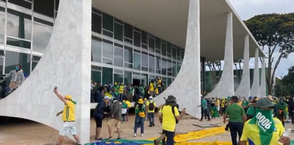 Quem foi José Éder Lisboa e qual sua relação com os atos de 8 de janeiro? José Éder Lisboa era um adestrador de animais de São Carlos, condenado por participar dos atos antidemocráticos de 8 de janeiro de 2023. Ele foi preso em flagrante no Palácio do Planalto e condenado a 14 anos e seis meses de prisão pelo STF. Por que José Éder Lisboa foi condenado pelo STF? Lisboa foi condenado por abolição violenta do Estado Democrático de Direito, golpe de Estado, dano qualificado e associação criminosa armada. Ele também foi multado e condenado a pagar indenização por danos morais coletivos. Como José Éder Lisboa conseguiu fugir para a Argentina? Após ser condenado, Lisboa deixou o Brasil e fugiu para a Argentina. Ele estava sob medidas cautelares, mas conseguiu sair do país, tornando-se foragido da justiça brasileira. O que aconteceu com José Éder Lisboa na Argentina? Na Argentina, José Éder Lisboa adoeceu e ficou internado por vários dias antes de falecer. Sua morte foi divulgada pela Associação dos Familiares e Vítimas do 8 de janeiro. Quantas pessoas foram condenadas pelos atos de 8 de janeiro de 2023? O STF já condenou mais de 800 pessoas pelos atos de 8 de janeiro de 2023. As penas variam de 2 a 27 anos de prisão, com 225 ações classificadas como graves. Quantas pessoas ainda são consideradas foragidas? Segundo o STF, 122 pessoas são consideradas foragidas. Medidas para pedido de extradição já foram adotadas para metade delas junto a autoridades estrangeiras. Como o caso de José Éder Lisboa se relaciona com outros investigados? O caso de Lisboa ocorre em meio a outras decisões envolvendo investigados pelos ataques em Brasília. Recentemente, a Argentina concedeu asilo a outro condenado, Joel Borges Correa. Qual foi a decisão da Argentina sobre Joel Borges Correa? A Comissão Nacional para Refugiados da Argentina concedeu asilo a Joel Borges Correa, condenado no Brasil. A extradição dele foi solicitada, mas o refúgio foi concedido. Quantos brasileiros aguardam decisão na Argentina? Além de Correa, outros quatro brasileiros aguardam decisão da comissão em prisão domiciliar na Argentina. Eles recorreram da decisão judicial à Suprema Corte do país. Qual é a situação dos foragidos que romperam tornozeleiras eletrônicas? Os foragidos que romperam tornozeleiras eletrônicas e saíram do país estão sendo monitorados. Uma vez extraditados, deverão cumprir suas penas em regime fechado no Brasil. Como a morte de José Éder Lisboa impacta os processos em andamento? A morte de Lisboa não altera os processos em andamento, mas destaca os desafios na execução das penas e na cooperação internacional para extradições. Quais são as consequências para os demais condenados? Os demais condenados continuam a enfrentar suas penas, com alguns aguardando extradição. A cooperação internacional é crucial para garantir que cumpram suas sentenças. Como a justiça brasileira está lidando com os pedidos de extradição? A justiça brasileira está trabalhando com autoridades estrangeiras para extraditar os foragidos. A cooperação internacional é essencial para trazer os condenados de volta ao Brasil. Qual é o papel da Associação dos Familiares e Vítimas do 8 de janeiro? A associação divulga informações sobre os condenados e suas situações, como no caso da morte de Lisboa. Ela busca justiça e reparação para as vítimas dos atos de 8 de janeiro.