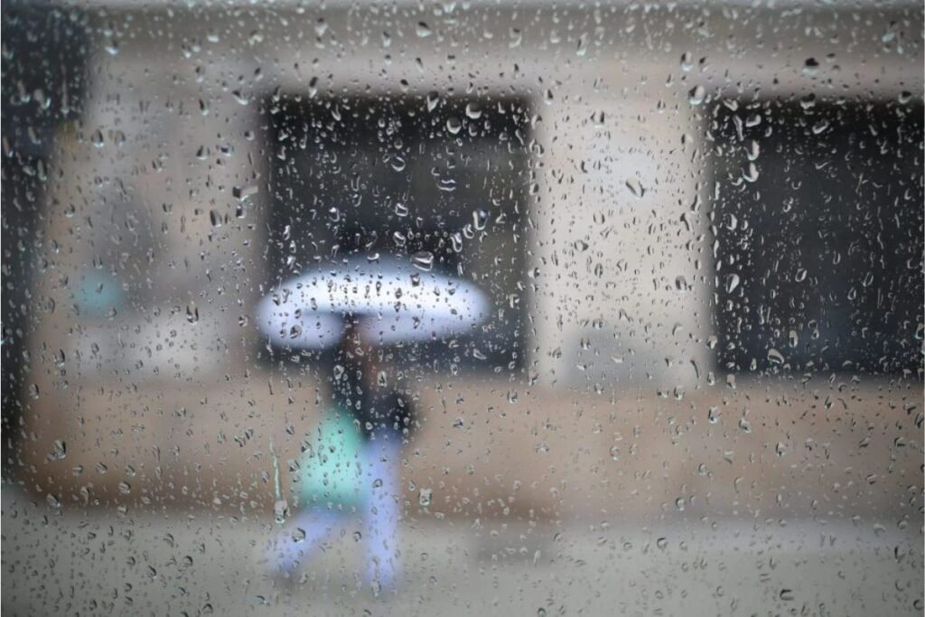 **Frente fria avança pelo país e deve mudar o tempo no fim de semana** Uma nova frente fria está se aproximando do Brasil e promete alterar significativamente as condições climáticas em várias regiões do país. **De acordo com a Climatempo**, esta frente fria deve trazer um aumento nas chuvas, especialmente nas regiões Sul e Sudeste, além de provocar uma queda nas temperaturas. Este fenômeno meteorológico é típico desta época do ano e pode impactar diversas atividades cotidianas, desde o planejamento de viagens até a agricultura. **Aumento das chuvas nas regiões Sul e Sudeste** A chegada da frente fria é esperada para intensificar as precipitações nas regiões Sul e Sudeste do Brasil. **Segundo a Climatempo**, essas áreas já estão se preparando para um aumento significativo no volume de chuvas, que pode causar transtornos como alagamentos e deslizamentos de terra, especialmente em áreas urbanas e regiões montanhosas. As cidades de Porto Alegre, Curitiba e São Paulo estão entre as que devem ficar em alerta para possíveis tempestades e ventos fortes. O aumento das chuvas é um fenômeno comum quando uma frente fria avança, pois ela traz consigo uma massa de ar frio que, ao encontrar o ar quente e úmido presente na atmosfera, provoca a condensação do vapor de água, resultando em chuvas. Este processo é bem documentado por meteorologistas e é uma das principais características das frentes frias. **Queda nas temperaturas** Além das chuvas, a frente fria também é responsável por uma queda nas temperaturas. **De acordo com a publicação**, as regiões Sul e Sudeste devem experimentar um declínio nos termômetros, com mínimas que podem surpreender os moradores acostumados com o clima mais ameno. Esta queda de temperatura é causada pela massa de ar polar que acompanha a frente fria, resfriando o ar à medida que avança pelo território brasileiro. A diminuição das temperaturas pode ser mais acentuada durante a noite e nas primeiras horas da manhã, quando o efeito do ar frio é mais perceptível. Este resfriamento pode levar as pessoas a retirarem os casacos do armário e a se prepararem para dias mais frios, especialmente em cidades como Porto Alegre e Curitiba, conhecidas por registrarem baixas temperaturas durante a passagem de frentes frias. **Impactos na agricultura e no cotidiano** A mudança no clima provocada pela frente fria pode ter diversos impactos, tanto na agricultura quanto no cotidiano das pessoas. **Segundo especialistas**, o aumento das chuvas pode beneficiar algumas culturas agrícolas que dependem de umidade, mas também pode prejudicar outras, especialmente se as precipitações forem intensas e prolongadas. Agricultores devem ficar atentos às previsões meteorológicas para planejar suas atividades e minimizar possíveis prejuízos. No cotidiano, a população deve se preparar para enfrentar dias mais úmidos e frios. É aconselhável que as pessoas acompanhem as atualizações do tempo e tomem precauções, como evitar áreas propensas a alagamentos e ter cuidado ao dirigir em estradas molhadas. Além disso, é importante estar atento às recomendações das autoridades locais em caso de condições climáticas severas. **Conclusão** A frente fria que avança pelo Brasil promete trazer mudanças significativas no clima, especialmente nas regiões Sul e Sudeste. **De acordo com a Climatempo**, o aumento das chuvas e a queda nas temperaturas são os principais efeitos esperados, com potenciais impactos na agricultura e no cotidiano das pessoas. Manter-se informado sobre as condições meteorológicas e seguir as orientações das autoridades são medidas essenciais para enfrentar este fenômeno com segurança e tranquilidade.