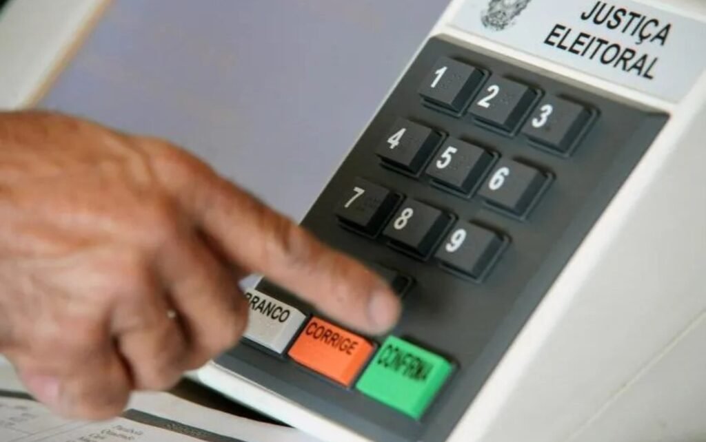 O que é o Fundo Partidário e como ele foi criado? O Fundo Partidário, criado em 1965, é uma das principais fontes de financiamento dos partidos no Brasil. Ele é abastecido por recursos do orçamento da União e multas eleitorais, sendo distribuído anualmente às siglas registradas no TSE. Como o voto para deputado federal influencia o Fundo Partidário? A quantidade de votos que cada partido recebe para a Câmara dos Deputados define o tamanho da fatia que terá do Fundo Partidário. Quanto mais votos, maior a fatia recebida, impactando diretamente a capacidade financeira do partido. Quais são as principais fontes de financiamento dos partidos no Brasil? Os partidos são financiados por fundos públicos, como o Fundo Partidário e o Fundo Eleitoral, e por doações de pessoas físicas. Desde 2015, doações de empresas para campanhas eleitorais são proibidas. Como é feita a distribuição do Fundo Partidário? Do total do Fundo Partidário, 95% são distribuídos conforme o desempenho dos partidos na eleição para a Câmara dos Deputados. Os outros 5% são divididos igualmente entre todas as legendas registradas no TSE. O que é a cláusula de desempenho e como ela afeta os partidos? A cláusula de desempenho, ou cláusula de barreira, exige que partidos tenham uma base mínima de apoio político para acessar o Fundo Partidário. Partidos que não cumprem os critérios perdem acesso ao fundo e ao tempo de propaganda. Quais foram os repasses do Fundo Partidário em 2025? Em 2025, R$ 1,1 bilhão foram distribuídos a 19 partidos, um aumento de 2,4% em relação a 2024. O PL e o PT, com as maiores bancadas na Câmara, foram os que mais receberam. Quais partidos ficaram fora da divisão do Fundo Partidário em 2025? Dez partidos, incluindo Agir, Democracia Cristã e Novo, ficaram fora da divisão dos recursos por não cumprirem as exigências da cláusula de desempenho. Como a cláusula de desempenho impacta partidos menores? Partidos menores sofrem mais com a cláusula de desempenho, pois têm dificuldade em acessar os recursos do fundo. A cláusula busca evitar a proliferação de partidos sem representatividade. Quais estratégias os partidos adotam para garantir acesso ao Fundo Partidário? Partidos têm adotado fusões e federações para assegurar acesso ao fundo. Exemplos incluem a Federação Brasil da Esperança e a federação entre Rede Sustentabilidade e PSOL. O Fundo Partidário é usado diretamente em campanhas eleitorais? Não, o Fundo Partidário não é destinado diretamente às campanhas. Ele é usado para manter a estrutura partidária. O financiamento de campanhas é feito pelo Fundo Eleitoral. Como o Fundo Eleitoral foi criado e qual sua função? Criado em 2017 após a proibição de doações empresariais, o Fundo Eleitoral financia campanhas eleitorais. O valor é definido pela Lei Orçamentária Anual e repassado aos partidos conforme regras específicas. Qual a relação entre o Fundo Partidário e o Fundo Eleitoral? Partidos com mais eleitos têm maior acesso ao Fundo Partidário e, geralmente, maior participação no Fundo Eleitoral, permitindo maior investimento em campanhas e capilaridade política. Como o financiamento público influencia a política brasileira? O financiamento público, via fundos partidário e eleitoral, garante que partidos com maior apoio eleitoral tenham mais recursos, influenciando sua capacidade de atuação e representação política.