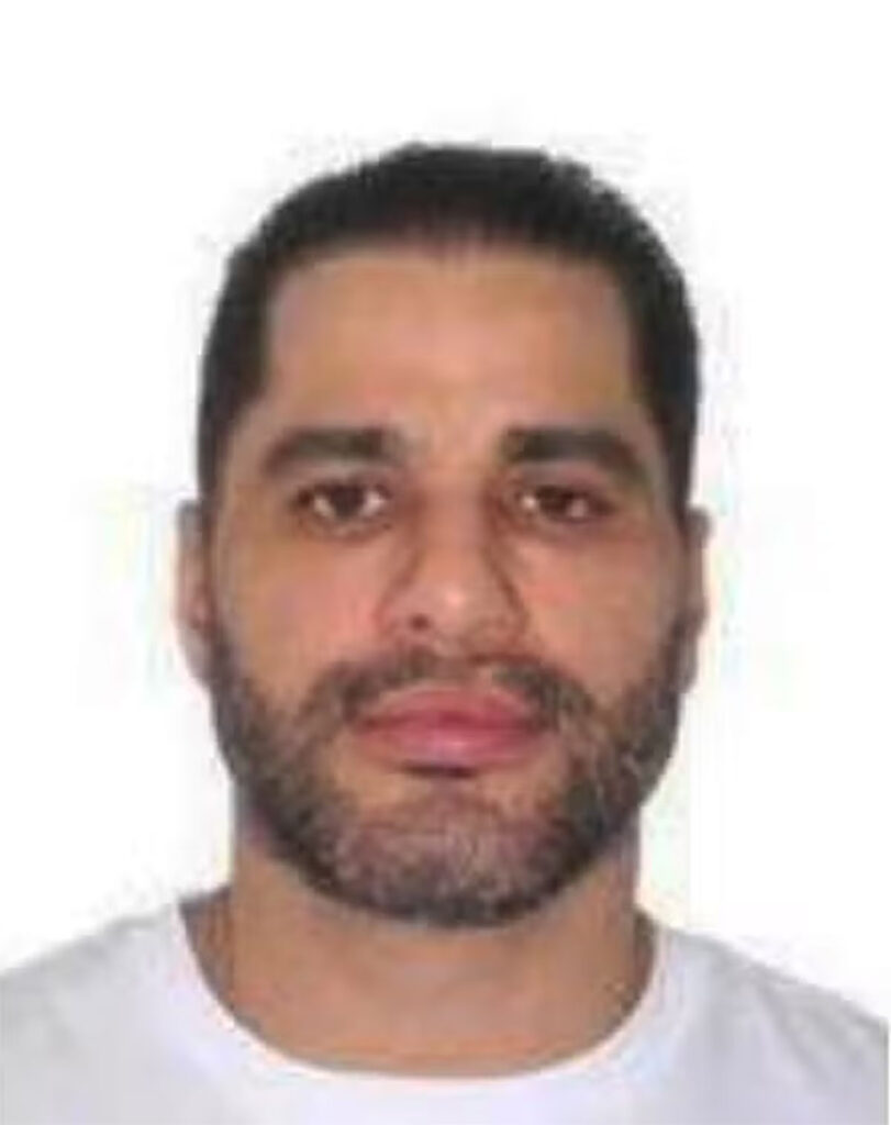 O **fundo Gold Style**, atualmente sob investigação, transferiu R$ 180 milhões para a **Super Empreendimentos**, uma empresa com ligações suspeitas, entre 2020 e 2025. Esta informação foi revelada em um relatório enviado ao **Conselho de Controle de Atividades Financeiras (Coaf)**, no contexto da **Operação Carbono Oculto**. A investigação busca esclarecer as conexões financeiras e operacionais entre o fundo e a empresa, especialmente devido a possíveis vínculos com o **Primeiro Comando da Capital (PCC)**, uma organização criminosa de grande notoriedade no Brasil. A **Super Empreendimentos** teve como diretor **Fabiano Zettel**, que ocupou o cargo de 2021 a 2024. Zettel é cunhado do ex-banqueiro **Daniel Vorcaro**, o que levanta suspeitas sobre a natureza das transações e a legitimidade das operações financeiras da empresa. Segundo a publicação, a **Polícia Federal (PF)** identificou que a Super Empreendimentos manteve ligações com o núcleo familiar de indivíduos associados a atividades ilícitas, o que intensifica as preocupações sobre o uso dos fundos transferidos pelo Gold Style. A investigação em curso pela **Polícia Federal** e o monitoramento pelo **Coaf** são cruciais para desvendar a complexa rede de transações financeiras que podem estar facilitando atividades criminosas. A conexão entre o fundo, a empresa e indivíduos com possíveis laços com o **PCC** sugere um esquema sofisticado de lavagem de dinheiro ou financiamento de atividades ilegais. O desfecho dessa investigação poderá ter implicações significativas para o combate ao crime organizado no Brasil, destacando a importância de mecanismos rigorosos de controle financeiro e a cooperação entre diferentes órgãos de fiscalização.