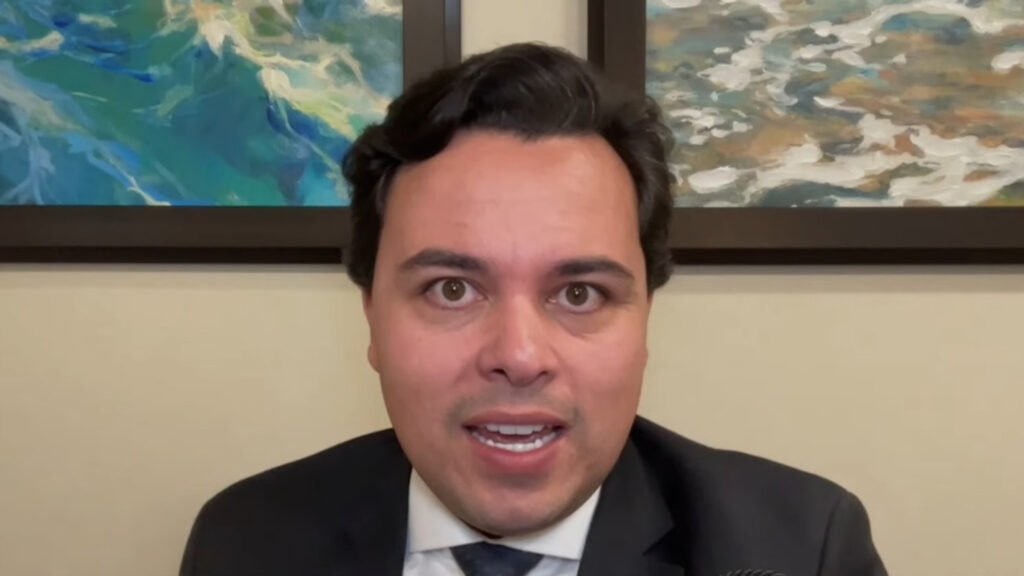 Por que o voto de Luiz Fux gerou tanto impacto no STF? O ministro Luiz Fux defendeu a prorrogação da CPMI do INSS, contrariando colegas como Alexandre de Moraes e Gilmar Mendes. Ele citou precedentes, como a CPMI das Fake News, para justificar sua posição. Quais precedentes Fux usou para embasar seu voto? Fux mencionou a prorrogação da CPMI das Fake News e da CPI da Covid, destacando que essas extensões já ocorreram no Brasil, reforçando a possibilidade de prorrogação da CPMI do INSS. Como Gilmar Mendes reagiu ao voto de Fux? Gilmar Mendes interveio durante a sessão, afirmando que não havia motivo para constrangimento, evidenciando o contraste entre suas posições e a de Fux. Qual foi a posição de Alexandre de Moraes e Flávio Dino? Alexandre de Moraes e Flávio Dino adotaram a tese de que a prorrogação da CPMI do INSS seria inconstitucional, divergindo do entendimento de Fux. Por que a prorrogação da CPMI do INSS é importante? A prorrogação permitiria aprofundar investigações sobre descontos em benefícios de aposentados e pensionistas, além de temas relacionados ao caso Banco Master. Qual foi a crítica de Jeffrey Chiquini à decisão da Corte? Chiquini criticou a decisão majoritária do STF, afirmando que ela limita o alcance das investigações em curso, prejudicando o esclarecimento de questões importantes. Como a Polícia Federal está envolvida nas investigações? As apurações relacionadas à CPMI do INSS seguem em andamento na Polícia Federal, com o ministro André Mendonça como relator de procedimentos ligados ao tema no STF. Qual é a relevância do caso Banco Master nas investigações? O caso Banco Master é um desdobramento das investigações da CPMI do INSS, e sua análise pode ajudar a entender a resistência à prorrogação da comissão. Quais são as possíveis consequências da decisão do STF? A decisão pode limitar a continuidade das investigações, impactando o esclarecimento de irregularidades no INSS e em outros casos relacionados. Como a decisão do STF afeta a imagem da Corte? A divergência entre os ministros e a decisão final podem gerar debates sobre a coerência e a imparcialidade do STF em casos de grande relevância política. O que a decisão revela sobre a dinâmica interna do STF? A troca de argumentos entre Fux e Gilmar Mendes destaca as diferentes visões dentro do STF, refletindo a complexidade das decisões judiciais em temas sensíveis. Como a opinião pública pode reagir a essa decisão? A decisão pode polarizar a opinião pública, com debates sobre a transparência e a eficácia das investigações conduzidas por comissões parlamentares. Qual é o papel de J.R. Guzzo no contexto político atual? J.R. Guzzo é um jornalista influente, conhecido por suas análises políticas e críticas ao cenário atual, contribuindo para o debate público sobre decisões judiciais e políticas. Como a experiência de Guzzo influencia suas análises? Com décadas de atuação na imprensa, Guzzo traz uma perspectiva histórica e crítica, enriquecendo suas análises sobre o impacto de decisões políticas e judiciais. Qual é a importância de colunistas como Guzzo no debate público? Colunistas experientes como Guzzo ajudam a contextualizar e interpretar eventos políticos, oferecendo insights valiosos para o público e influenciando o debate público. Como a decisão do STF pode impactar futuras comissões parlamentares? A decisão pode estabelecer precedentes para futuras comissões, influenciando a forma como prorrogações são vistas e decididas no contexto político e jurídico brasileiro.