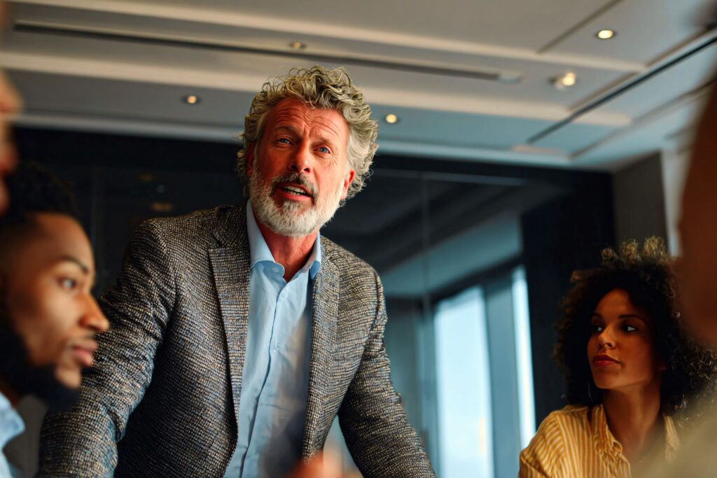 Gerenciar **10 projetos simultâneos** pode parecer uma tarefa monumental, mas com as estratégias certas, é possível manter a **produtividade** e evitar o **burnout**. A chave para essa façanha está em uma **gestão eficaz do tempo** e na **organização** meticulosa da agenda. O primeiro passo é estabelecer **prioridades claras**. Ao identificar quais projetos exigem atenção imediata e quais podem ser agendados para mais tarde, é possível alocar recursos e tempo de forma mais eficiente. Uma técnica eficaz é o uso de **ferramentas de planejamento**, como agendas digitais e aplicativos de gerenciamento de tarefas. Essas ferramentas permitem visualizar todos os compromissos e prazos em um só lugar, facilitando o ajuste de horários conforme necessário. Além disso, a prática de **revisões semanais** ajuda a manter o foco nos objetivos de curto e longo prazo, garantindo que nenhum projeto seja negligenciado. Outro aspecto crucial é a **delegação de tarefas**. Confiar em uma equipe competente para assumir responsabilidades específicas não apenas alivia a carga de trabalho, mas também promove um ambiente de **inovação** e colaboração. Delegar não significa abdicar do controle, mas sim capacitar outros para contribuir de forma significativa. A **comunicação eficaz** é outro pilar na gestão de múltiplos projetos. Manter todos os envolvidos informados sobre o progresso e as expectativas ajuda a evitar mal-entendidos e atrasos. Reuniões regulares, mesmo que breves, garantem que todos estejam alinhados e cientes de suas responsabilidades. Para evitar o **burnout**, é essencial incorporar pausas regulares na rotina. Momentos de descanso são fundamentais para recarregar as energias e manter a **saúde mental** em dia. Além disso, práticas como **meditação** e **exercícios físicos** podem ser incorporadas à rotina para promover o bem-estar geral. A **flexibilidade** também desempenha um papel importante na gestão do caos. Estar aberto a ajustes e mudanças de planos permite lidar melhor com imprevistos e manter o fluxo de trabalho sem grandes interrupções. Essa adaptabilidade é crucial para manter a **eficiência** em um ambiente dinâmico. Por fim, é importante celebrar as conquistas, por menores que sejam. Reconhecer o progresso alcançado motiva a continuar avançando e reforça a importância de cada projeto. Com essas estratégias, é possível gerir múltiplos projetos de forma eficaz, mantendo a produtividade e o bem-estar, e promovendo um ambiente propício à inovação.