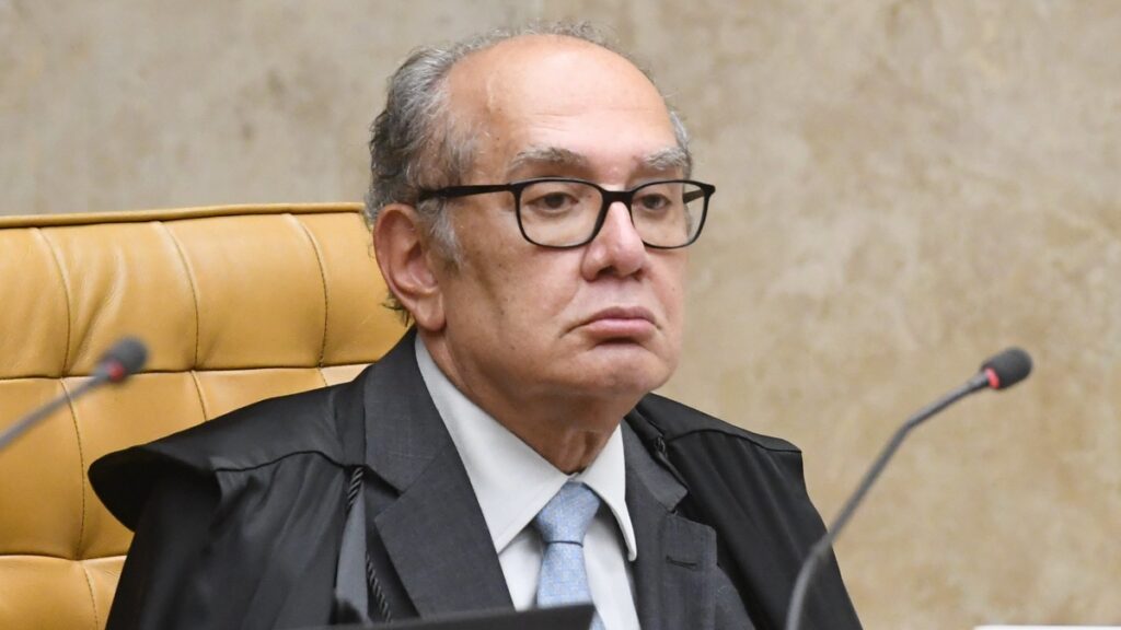 O ministro **Gilmar Mendes**, do Supremo Tribunal Federal (STF), tomou a decisão de anular a quebra de sigilo do **Fundo Arleen**, que estava sob investigação devido a negociações envolvendo os irmãos do ministro **Dias Toffoli** e o cunhado do banqueiro **Daniel Vorcaro**. Segundo a publicação da Gazeta do Povo, o Fundo Arleen era de propriedade do empresário e pastor **Fabiano Zettel**, que é cunhado de Vorcaro. A investigação girava em torno das transações de cotas do **resort Tayayá**, que levantaram suspeitas e levaram à solicitação de quebra de sigilo para aprofundar as investigações. De acordo com a Gazeta do Povo, a decisão de Gilmar Mendes foi fundamentada na ausência de elementos concretos que justificassem a continuidade da quebra de sigilo. O ministro destacou que a medida de quebra de sigilo é extrema e deve ser utilizada apenas quando há indícios claros de irregularidades, o que, segundo ele, não foi comprovado no caso do Fundo Arleen. A decisão de Mendes reflete a importância de proteger a privacidade e os direitos dos indivíduos, especialmente em casos onde as evidências não são suficientemente robustas para sustentar uma investigação mais invasiva. O caso envolvendo o Fundo Arleen e as negociações com os irmãos de Toffoli e o cunhado de Vorcaro é um exemplo de como questões financeiras e familiares podem se entrelaçar, gerando complexas investigações jurídicas. Conforme relatado pela Gazeta do Povo, a anulação da quebra de sigilo por Gilmar Mendes pode ter implicações significativas para o andamento das investigações, ressaltando a necessidade de um equilíbrio entre a busca por justiça e a proteção dos direitos individuais. A decisão também destaca o papel do STF em garantir que medidas investigativas respeitem os princípios constitucionais, evitando abusos e garantindo que as investigações sejam conduzidas de maneira justa e imparcial.