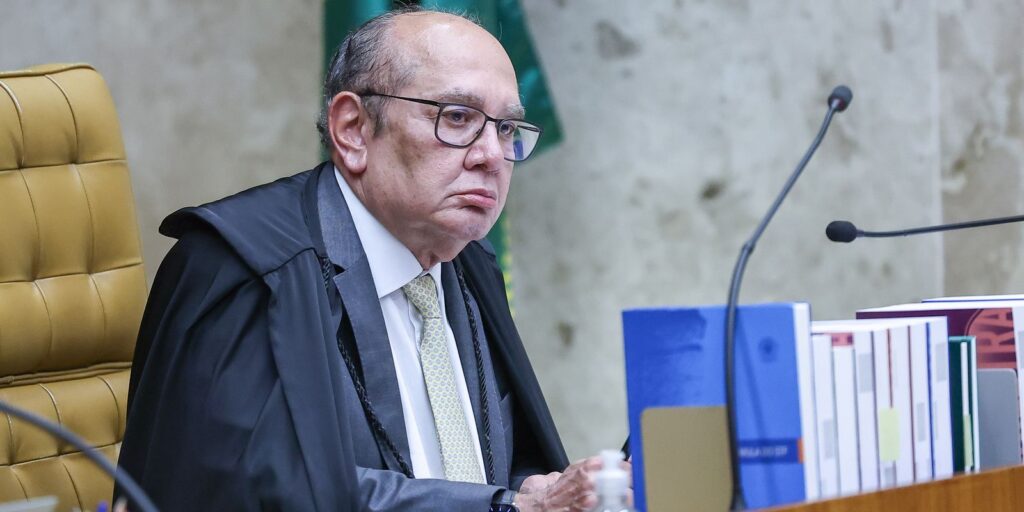 O ministro **Gilmar Mendes** anulou a quebra de sigilo que conectava um fundo à empresa **Maridt Participações**, da qual o ministro **Dias Toffoli** é sócio. Esta decisão segue a mesma linha de uma determinação anterior, feita em fevereiro, quando Mendes já havia barrado a quebra de sigilo da referida empresa. A decisão atual também se aplica ao pedido feito pelo **Arleen**, fundamentando-se nos mesmos argumentos utilizados anteriormente. Segundo a publicação, a anulação da quebra de sigilo foi justificada por razões que não foram detalhadas, mas que se alinham com a proteção de direitos fundamentais e a preservação de informações sensíveis. A empresa **Maridt Participações** tem sido um ponto de interesse devido à sua ligação com o ministro Toffoli. A decisão de Gilmar Mendes de barrar a quebra de sigilo em fevereiro foi um movimento significativo, pois visava proteger a confidencialidade das informações financeiras da empresa. Segundo o site, a decisão foi baseada em princípios legais que garantem a proteção de dados empresariais e pessoais, evitando a exposição indevida de informações que poderiam comprometer a integridade da empresa e de seus sócios. A extensão dessa decisão ao pedido feito pelo Arleen reforça a consistência do entendimento jurídico adotado por Mendes. A anulação da quebra de sigilo por Gilmar Mendes destaca a importância de proteger informações sensíveis no contexto jurídico brasileiro. Segundo a publicação, a decisão reflete uma preocupação com a manutenção da confidencialidade e a proteção dos direitos fundamentais dos indivíduos e entidades envolvidas. A continuidade dessa abordagem por parte de Mendes, ao aplicar os mesmos motivos para barrar o pedido do Arleen, demonstra um compromisso com a coerência e a justiça no tratamento de casos que envolvem a quebra de sigilo. Essa postura ressalta a relevância de um judiciário que atua com base em princípios sólidos e na proteção dos direitos fundamentais.