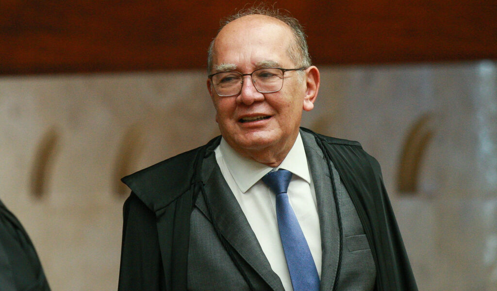 No contexto do julgamento sobre a manutenção da prisão de Daniel Vorcaro, o ministro **Gilmar Mendes**, do Supremo Tribunal Federal (STF), fez uma referência contundente aos "porões da 13ª Vara de Curitiba". Durante seu voto, Mendes comparou os conceitos utilizados pelo relator André Mendonça aos métodos empregados pela força-tarefa da **Operação Lava Jato**. Segundo a publicação, o ministro destacou que tais métodos foram usados para justificar "abusos e arbitrariedades ao sabor de motivações políticas e ideológicas". Essa comparação sugere uma crítica direta à forma como algumas operações judiciais foram conduzidas, levantando questões sobre a imparcialidade e a motivação por trás de certas decisões judiciais. O ministro Gilmar Mendes, conhecido por suas críticas à Operação Lava Jato, argumentou que o cenário descrito por ele durante o julgamento de Vorcaro reflete práticas que, segundo ele, ocorreram nos bastidores da 13ª Vara de Curitiba. Conforme relatado, Mendes destacou que tais práticas eram frequentemente justificadas por razões políticas e ideológicas, o que, em sua visão, compromete a integridade do sistema judicial. Essa declaração é significativa, pois vem de um membro do STF, a mais alta corte do país, e reflete preocupações sobre a influência de fatores externos nas decisões judiciais. A menção aos "porões da 13ª Vara de Curitiba" por Gilmar Mendes traz à tona debates sobre a transparência e a justiça no sistema legal brasileiro. Segundo o site, essa expressão sugere a existência de ações ocultas e possivelmente questionáveis dentro do processo judicial. A crítica de Mendes se alinha a uma série de questionamentos sobre a condução de investigações e julgamentos no âmbito da Operação Lava Jato, que, apesar de ter revelado esquemas de corrupção significativos, também foi alvo de críticas por supostos excessos e parcialidades. Assim, o voto de Mendes não apenas aborda o caso específico de Daniel Vorcaro, mas também levanta uma discussão mais ampla sobre a necessidade de garantir que o sistema judicial opere de maneira justa e imparcial, livre de influências políticas e ideológicas.