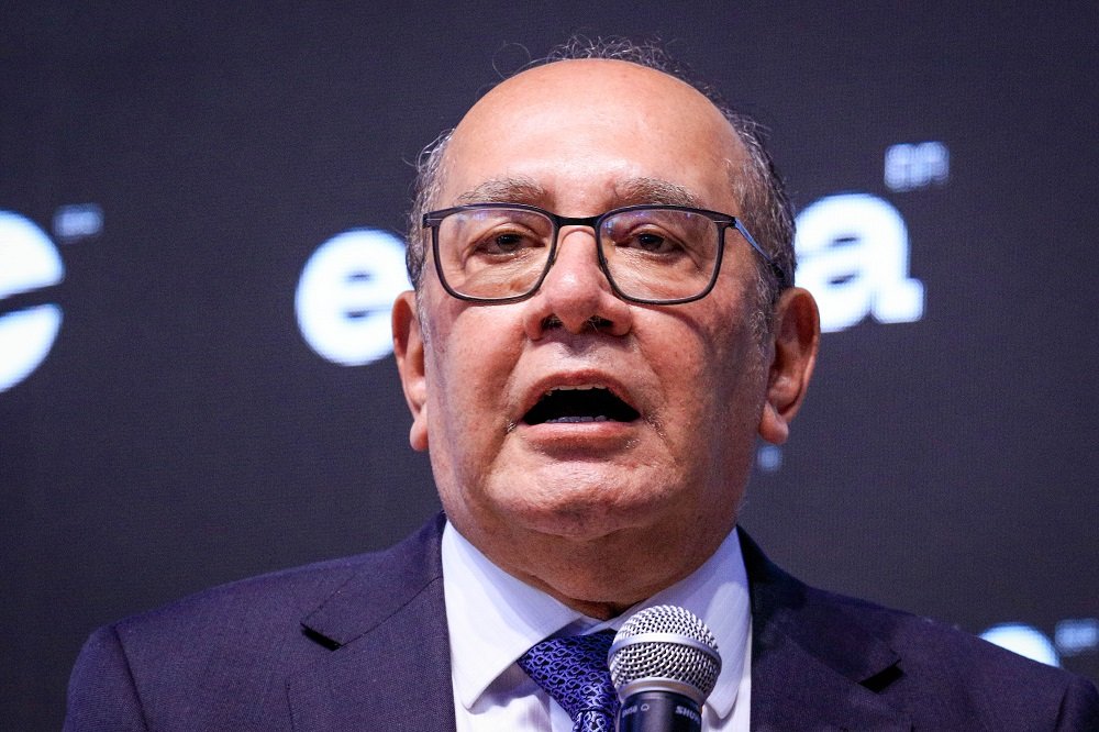 Por que Gilmar Mendes defende o fim da CPMI do INSS? Gilmar Mendes defende o fim da CPMI do INSS por acreditar que a decisão do STF favorece o Parlamento ao evitar interferências entre os Poderes. Ele argumenta que a prorrogação automática não está prevista na Constituição. Qual foi a decisão do STF sobre a CPMI do INSS? O STF decidiu, por 8 votos a 2, derrubar a continuidade da CPMI do INSS. A Corte seguiu a divergência do ministro Flávio Dino, que destacou que cabe ao Legislativo definir suas regras e prazos. Como a decisão do STF impacta a relação entre os Poderes? A decisão reforça a autonomia do Legislativo, evitando que o Judiciário interfira em assuntos internos do Congresso. Gilmar Mendes destacou que a verdadeira interferência seria obrigar o Senado a prorrogar a CPMI. Quais são os limites impostos pelo STF aos "penduricalhos"? O STF cortou auxílios inconstitucionais, mas manteve gratificações como o adicional por tempo de serviço, limitadas a 35% do teto remuneratório. A decisão busca uma remuneração justa e delimitação clara. Por que houve a necessidade de delimitar os "penduricalhos"? Houve defasagem salarial ao longo dos anos, levando a compensações que criaram distorções entre carreiras. O STF viu a necessidade de impor limites claros para evitar excessos. Qual é a posição de Gilmar Mendes sobre a delação de Daniel Vorcaro? Gilmar Mendes adota cautela sobre a delação de Daniel Vorcaro, dono do Banco Master. Ele ressalta que a colaboração precisa trazer fatos novos, conforme diretrizes da PGR e PF. Quais podem ser as consequências da delação de Vorcaro? As consequências podem ir além dos tribunais, com impacto político significativo. Gilmar Mendes destaca a importância de separar o valor jurídico da repercussão política. O que Gilmar Mendes pensa sobre a aposentadoria compulsória como punição? Gilmar concorda com Flávio Dino que a aposentadoria compulsória perdeu eficácia como punição após a Reforma da Previdência. A medida é vista pela população como um benefício ao infrator. Por que a aposentadoria compulsória é vista como um benefício? A aposentadoria compulsória é interpretada como um benefício porque, apesar de ser uma punição, garante ao infrator uma aposentadoria, o que pode ser visto como uma vantagem. Como a Reforma da Previdência impactou a aposentadoria compulsória? A Reforma da Previdência esvaziou a eficácia da aposentadoria compulsória como medida disciplinar, reforçando a percepção de que é um benefício, não uma punição efetiva. Qual é a importância de separar valor jurídico e repercussão política? Separar valor jurídico e repercussão política é crucial para entender o impacto das decisões judiciais. Enquanto o valor jurídico foca na legalidade, a repercussão política considera efeitos na sociedade. Como a decisão do STF sobre a CPMI do INSS reflete a autonomia do Legislativo? A decisão do STF reflete a autonomia do Legislativo ao reafirmar que cabe ao Congresso definir suas regras, sem interferência do Judiciário, fortalecendo a separação dos Poderes. Por que a decisão sobre os "penduricalhos" é relevante para o Judiciário? A decisão é relevante porque busca equilibrar remuneração justa com limites claros, evitando distorções e excessos que afetam a percepção pública sobre o Judiciário. Como a fala de Gilmar Mendes em Cuiabá contribui para o debate sobre separação de Poderes? A fala de Gilmar Mendes reforça a importância da separação de Poderes, destacando que o Judiciário não deve interferir em assuntos do Legislativo, promovendo um equilíbrio institucional.