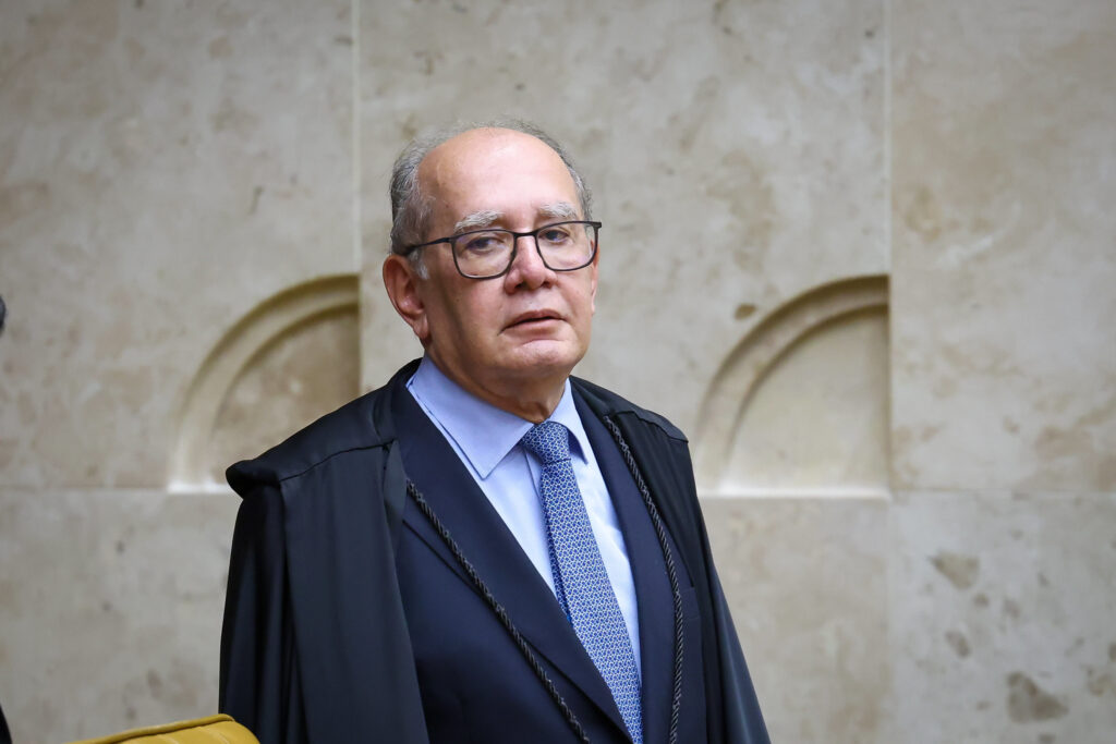 O ministro do Supremo Tribunal Federal (STF), **Gilmar Mendes**, criticou duramente a atuação de parte da imprensa em relação ao caso Master, acusando-a de tentar impor um "veredicto forjado". Segundo a publicação da Gazeta do Povo, Gilmar Mendes destacou que alguns veículos de comunicação não fizeram um "mea culpa" em relação aos "abusos" cometidos durante a operação Lava Jato. Para o ministro, essa postura da imprensa busca deslegitimar o STF, motivada por um sentimento de "ressentimento". Ele argumenta que a cobertura tendenciosa e parcial de certos meios de comunicação visa influenciar a opinião pública de maneira negativa contra o Supremo Tribunal Federal. No desenvolvimento de sua crítica, **Gilmar Mendes** enfatizou que a falta de reconhecimento dos erros passados por parte da imprensa contribui para a perpetuação de uma narrativa distorcida sobre o papel do STF. Segundo o site da Gazeta do Povo, o ministro acredita que essa tentativa de manipulação midiática tem como objetivo minar a confiança da população nas decisões judiciais, especialmente em casos de grande repercussão como o caso Master. Ele ressalta que a imprensa deveria atuar de forma imparcial e responsável, reconhecendo seus equívocos e contribuindo para um debate público mais equilibrado e justo. Por fim, **Gilmar Mendes** defende que a imprensa tem um papel crucial na democracia, mas que deve ser exercido com responsabilidade e ética. Segundo a publicação, ele alerta que a tentativa de impor narrativas enviesadas pode ter consequências graves para a sociedade, ao enfraquecer instituições fundamentais como o STF. O ministro conclui que é essencial que a imprensa reflita sobre seu papel e adote uma postura mais crítica e autocrítica, promovendo uma cobertura que respeite os princípios democráticos e o devido processo legal.