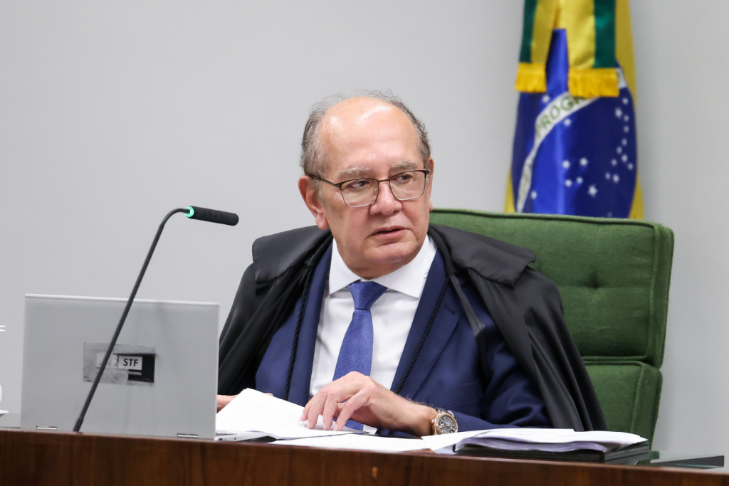 O ministro do Supremo Tribunal Federal (**STF**), **Gilmar Mendes**, decidiu anular a quebra de sigilo do empresário **Arleen**, que havia sido aprovada pela **CPI do Crime Organizado**. Segundo a publicação da Jovem Pan, a decisão foi fundamentada na falta de justificativa individual para os pedidos de investigação. Mendes destacou que a comissão não apresentou razões específicas que justificassem a necessidade de acessar os dados sigilosos do empresário, o que, segundo ele, compromete a legalidade do procedimento adotado pela CPI. A decisão de Gilmar Mendes ressalta a importância de fundamentações detalhadas em processos que envolvem a quebra de sigilo, um princípio essencial para garantir a proteção dos direitos individuais. Segundo o site da Jovem Pan, o ministro enfatizou que a ausência de justificativas claras e individualizadas pode resultar em abusos de poder e violações de direitos fundamentais. Este entendimento reforça a necessidade de que comissões parlamentares de inquérito atuem dentro dos limites legais, assegurando que suas ações sejam sempre respaldadas por motivos concretos e bem documentados. Além disso, a anulação da quebra de sigilo no caso de Arleen levanta questões sobre o equilíbrio entre a investigação de crimes organizados e a proteção das liberdades civis. Segundo a publicação, a decisão de Mendes pode servir como um precedente importante para futuras deliberações de CPIs, destacando a necessidade de um escrutínio rigoroso e fundamentado antes de se autorizar medidas invasivas. Este caso sublinha a responsabilidade das comissões em demonstrar claramente a pertinência e a necessidade de suas ações investigativas, garantindo que estas não sejam conduzidas de maneira arbitrária ou sem a devida justificativa legal.