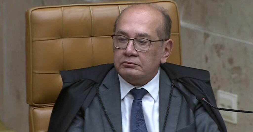 **Gilmar Mendes Critica Quebra de Sigilo em Bloco nas CPIs: "Abominável"** O que motivou a crítica de Gilmar Mendes sobre a quebra de sigilo nas CPIs? Segundo a publicação do Congresso em Foco, o ministro do Supremo Tribunal Federal (**STF**), **Gilmar Mendes**, expressou sua insatisfação com a atuação da **Comissão Parlamentar Mista de Inquérito (CPMI)** do **INSS** em relação às quebras de sigilo. Mendes classificou essa prática como "abominável" durante um julgamento que analisava a prorrogação das atividades do colegiado. Por que a quebra de sigilo em bloco é considerada problemática? Para Gilmar Mendes, a quebra de sigilo sem individualização é lamentável. Ele destacou que não existe no ordenamento jurídico brasileiro a chamada "quebra de sigilo em bloco". Portanto, medidas desse tipo deveriam ser adotadas com fundamentação individualizada, caso a caso. O ministro enfatizou que, ao incorporar o papel investigativo, o Legislativo deve se guiar pelo devido cuidado procedimental do Judiciário. Quais são as implicações do uso inadequado das informações obtidas pela CPMI? Gilmar Mendes criticou o uso posterior das informações obtidas pela comissão. Segundo ele, o problema mais grave surgiu após a quebra de sigilo, com a circulação de dados que não tinham qualquer relação com a investigação. Mendes afirmou ser "indigno do Parlamento" o uso de informações protegidas para exposição de aspectos pessoais alheios à apuração. Como Gilmar Mendes vê a convocação de depoentes como testemunhas? O ministro também criticou a convocação de depoentes como testemunhas quando estes figuram como investigados no inquérito. Na avaliação de Mendes, a CPMI do INSS protagonizou "episódios prosopopéicos de humilhação", sugerindo que a prática não respeita os direitos dos envolvidos. Qual foi a decisão de André Mendonça sobre a prorrogação da CPMI? Na liminar, o ministro André Mendonça deu prazo de 48 horas para que o Congresso realizasse a leitura do pedido de prorrogação. Como isso não ocorreu, Mendonça estabeleceu que a leitura fosse considerada automaticamente realizada, permitindo à própria comissão deliberar sobre a continuidade dos trabalhos. Ele justificou a liminar afirmando que o caso revela uma situação excepcional em que deve prevalecer o direito da minoria parlamentar. O que acontece se a prorrogação da CPMI for confirmada ou derrubada? Se a prorrogação for confirmada, os parlamentares poderão continuar com depoimentos, pedidos de informação, análise de documentos e a conclusão da votação do relatório final. Caso o plenário derrube a liminar, a comissão ficará sujeita ao encerramento previsto para sábado. Em resumo, a crítica de Gilmar Mendes à quebra de sigilo em bloco nas CPIs destaca a importância de respeitar os limites jurídicos e institucionais. A necessidade de fundamentação individualizada e o uso responsável das informações obtidas são pontos centrais para garantir a integridade das investigações parlamentares.